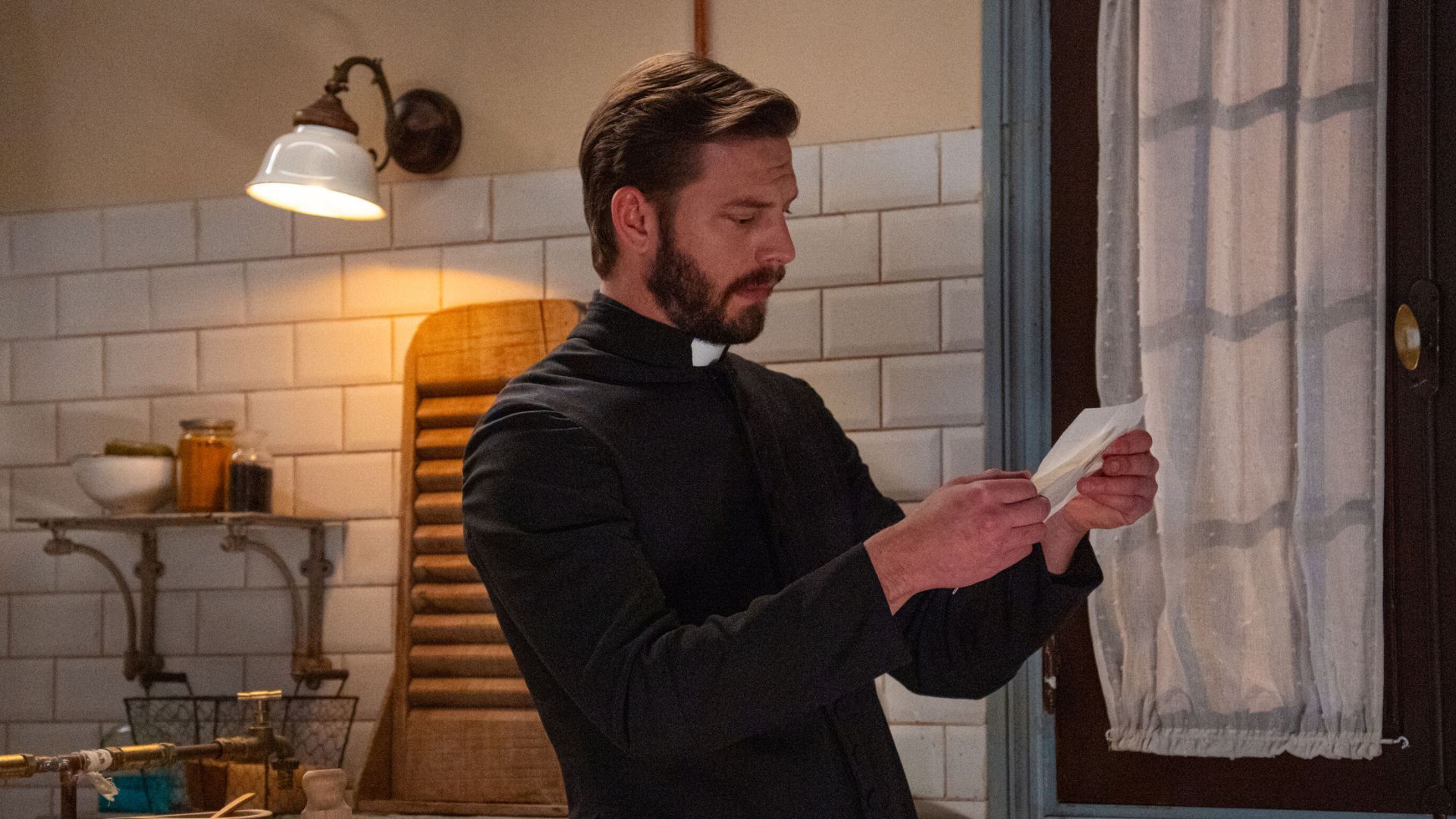 Daniel Schroder (Padre Samuel) in una scena de La Promessa