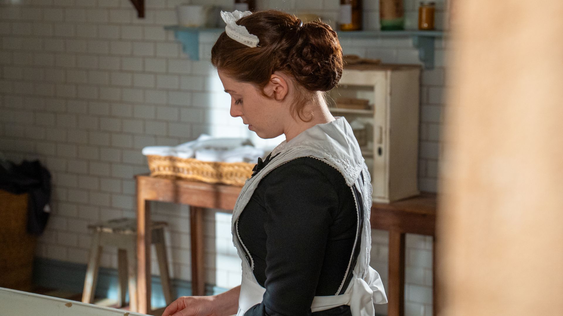 Sara Molina (Maria) in una scena de La Promessa