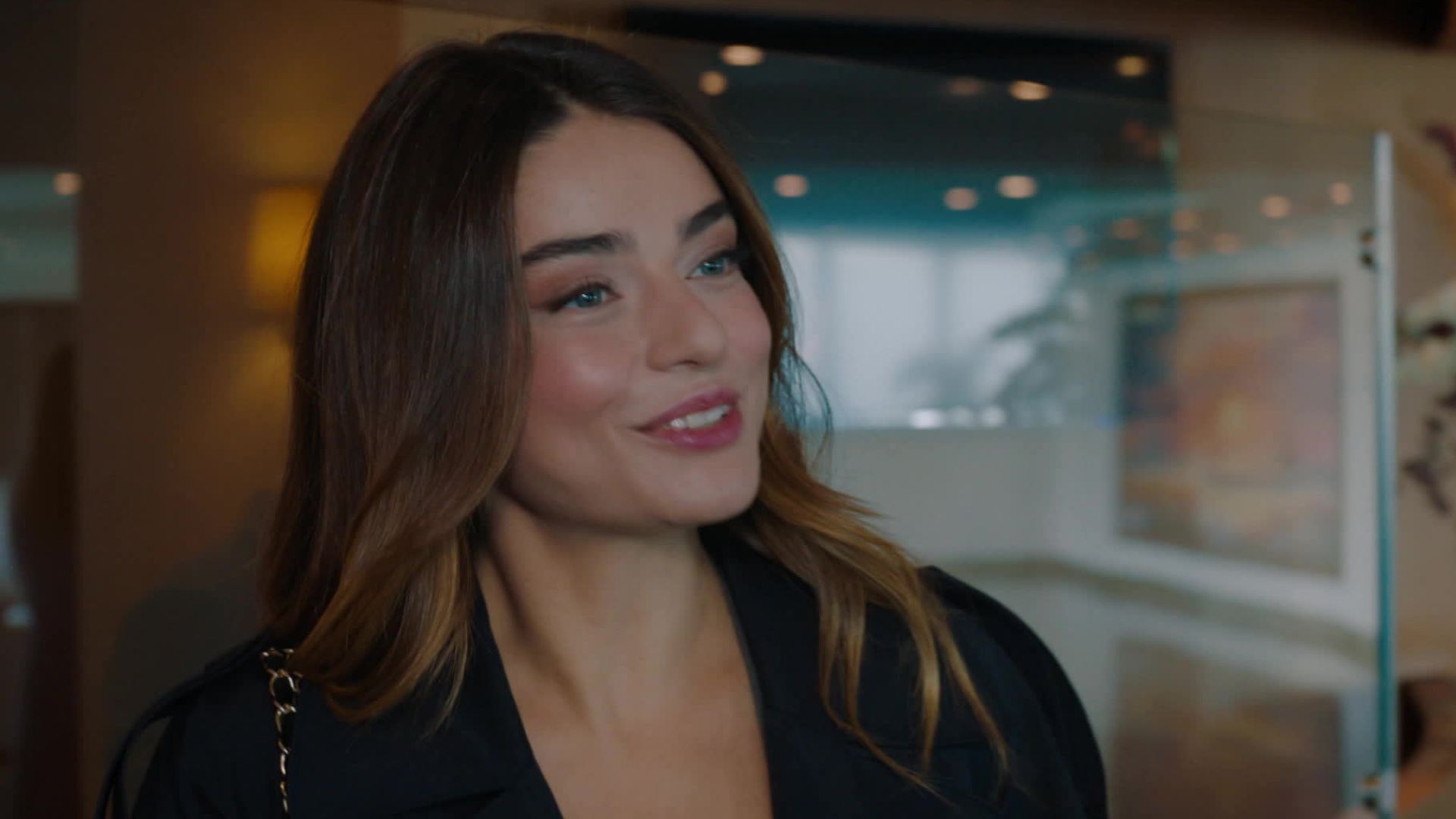 Ayca Aysin Turan (Haziran) in una scena di Be My Sunshine
