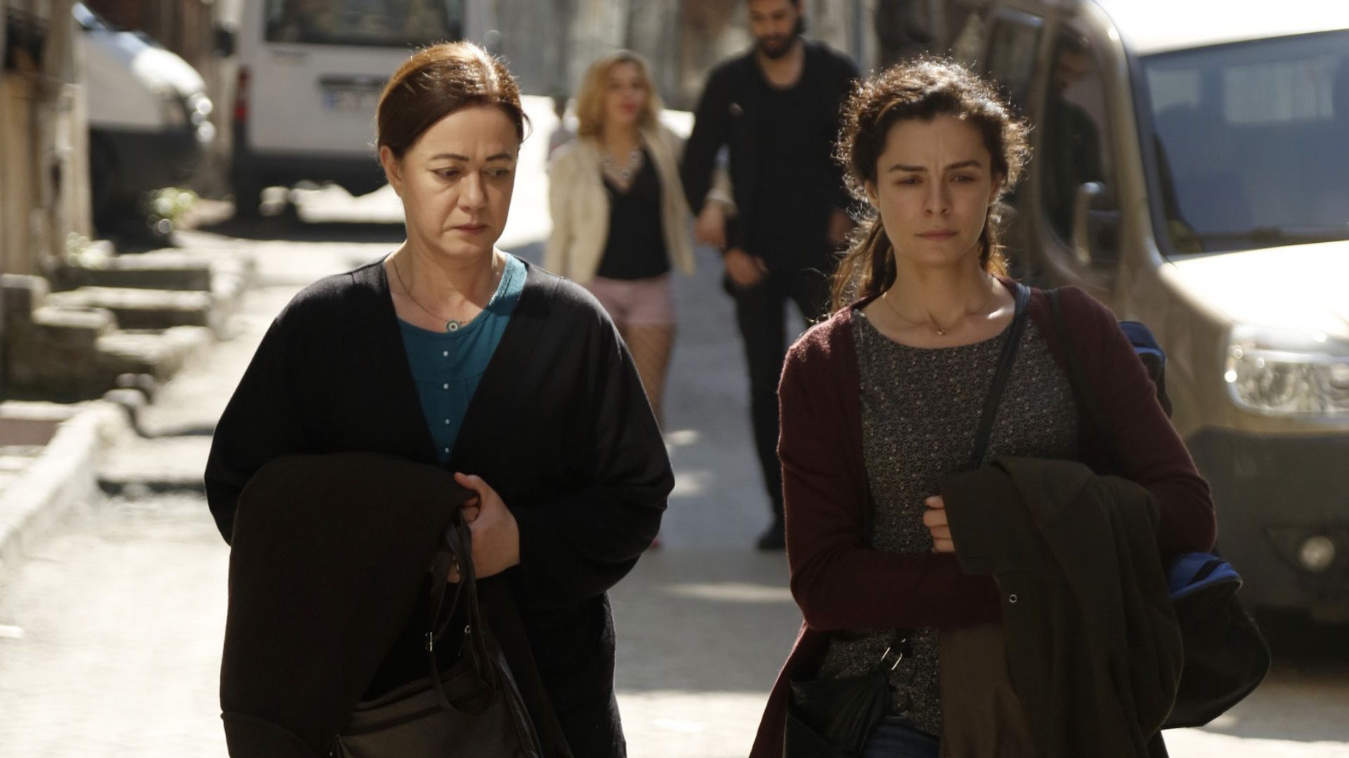 Bennu Yıldırımlar (Hatice) e Özge Özpirinçci (Bahar) in La forza di una donna