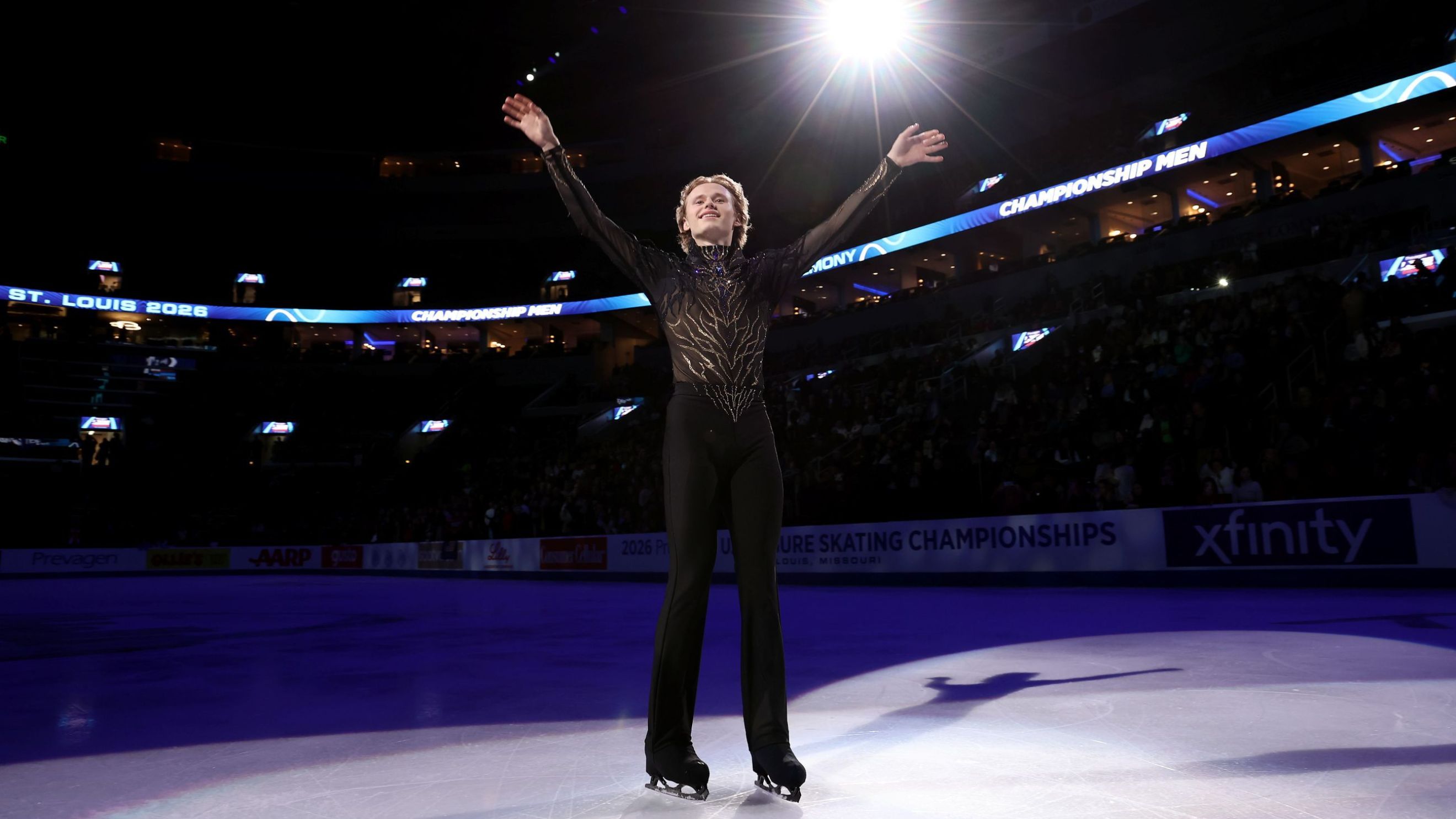 Il vincitore della medaglia d’oro e campione nazionale statunitense Ilia Malinin saluta la folla prima della cerimonia delle premiazioni per il programma libero maschile ai Campionati statunitensi di pattinaggio di figura 2026, all’Enterprise Center, il 10 gennaio 2026 a St. Louis, Missouri - Credits: Getty Images 
