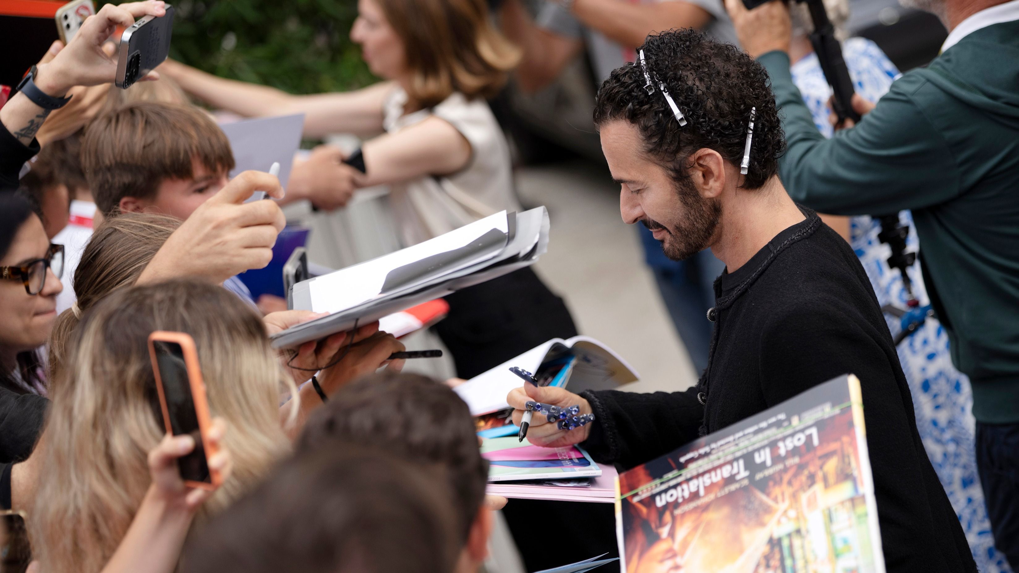 Marc Jacobs firma autografi all’82esima edizione del Festival del Cinema di Venezia 
Credit: Getty Images