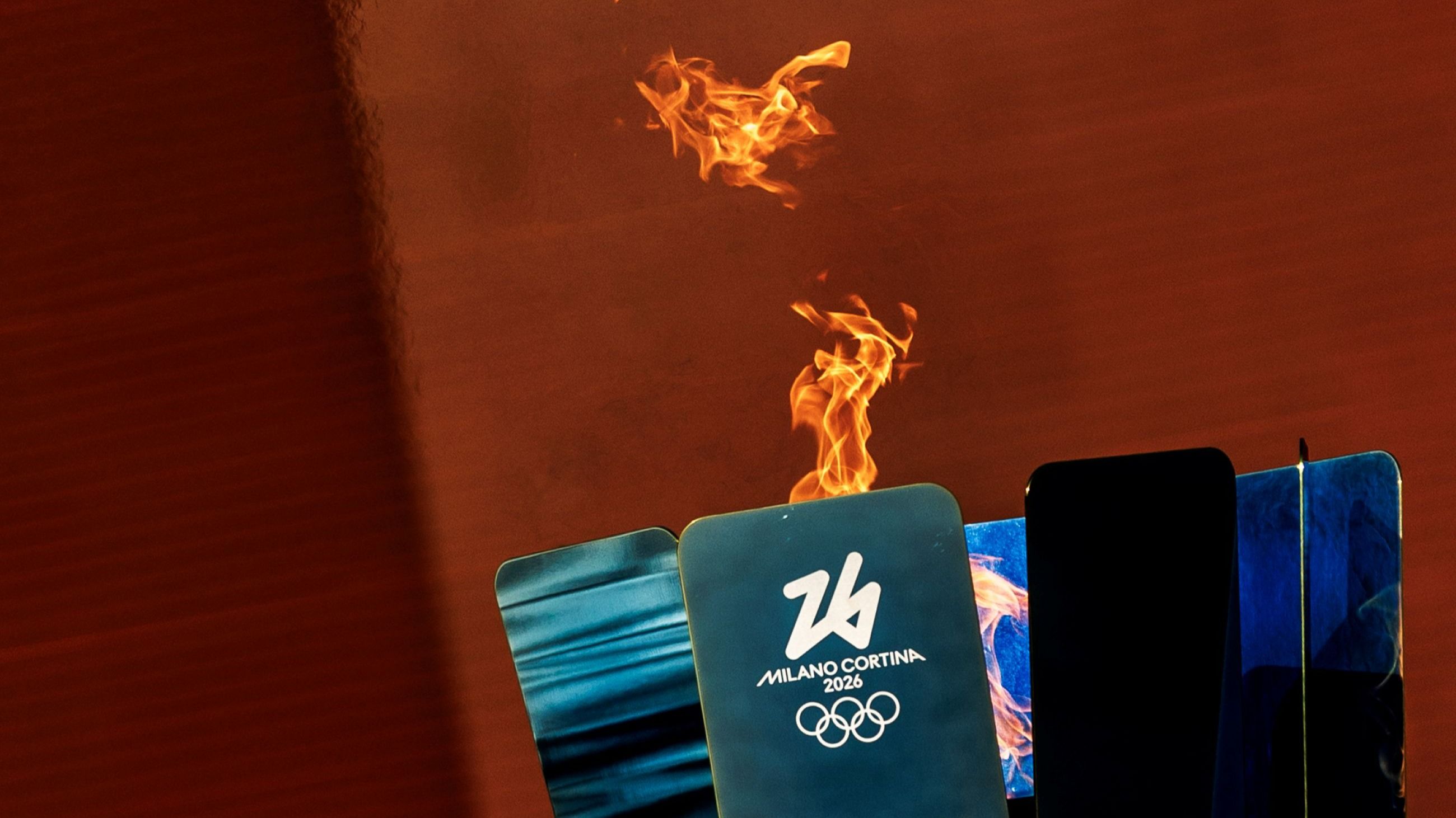 Il braciere Olimpico acceso in attesa del via alle Olimpiadi di Milano Cortina - Crediti: AGF