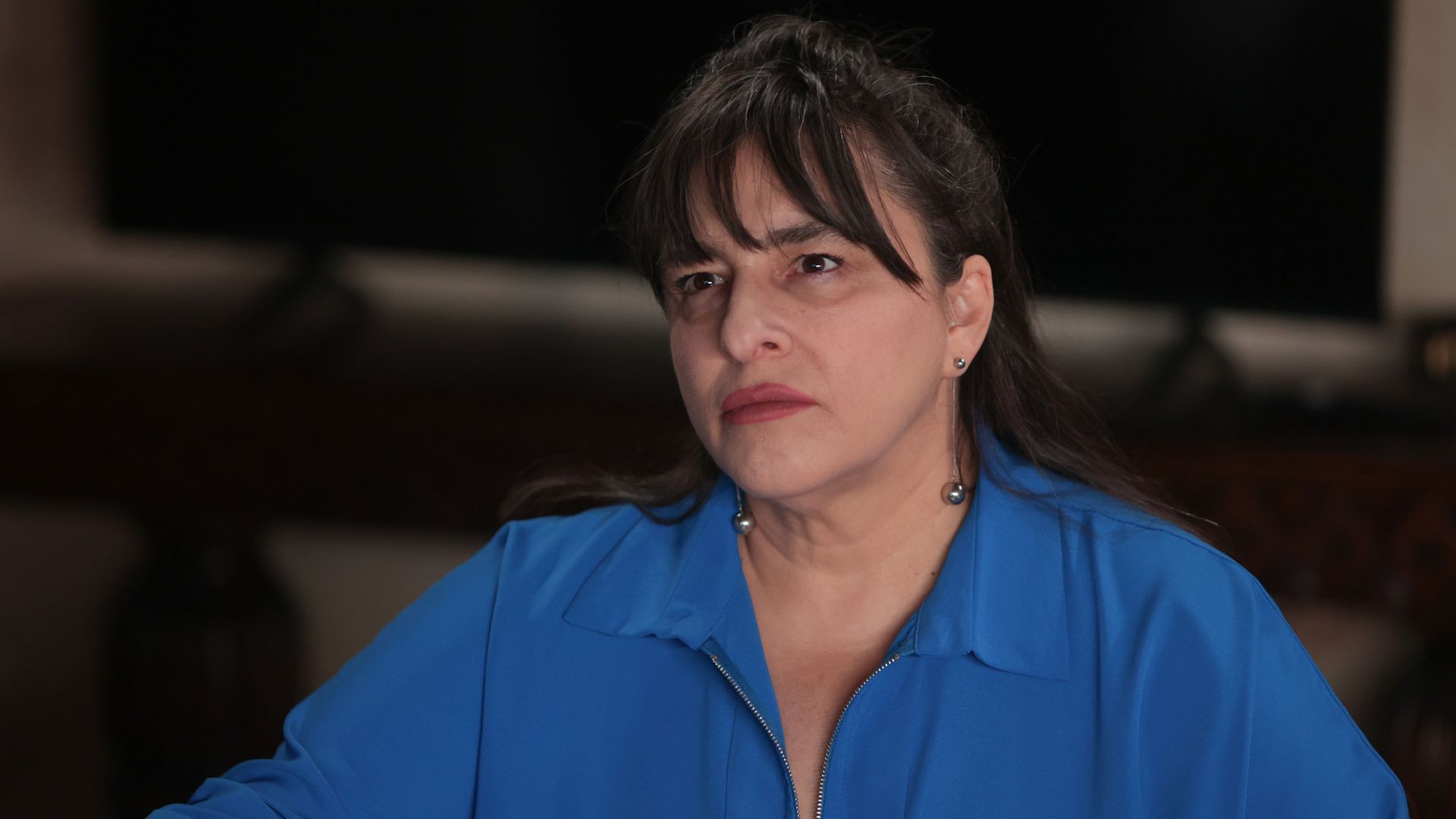 Esra Dermancıoglu (Hikmet) in una scena de La notte nel cuore