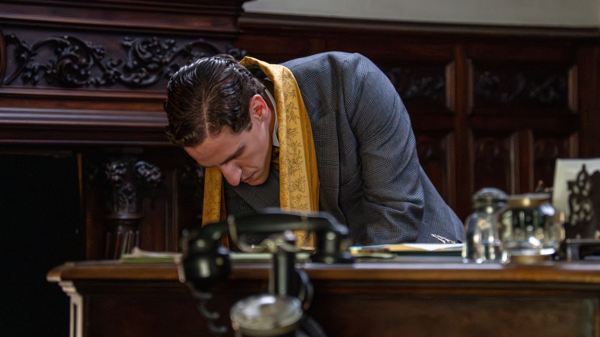 Enrique Fortun (Lopez) in una scena di La Promessa