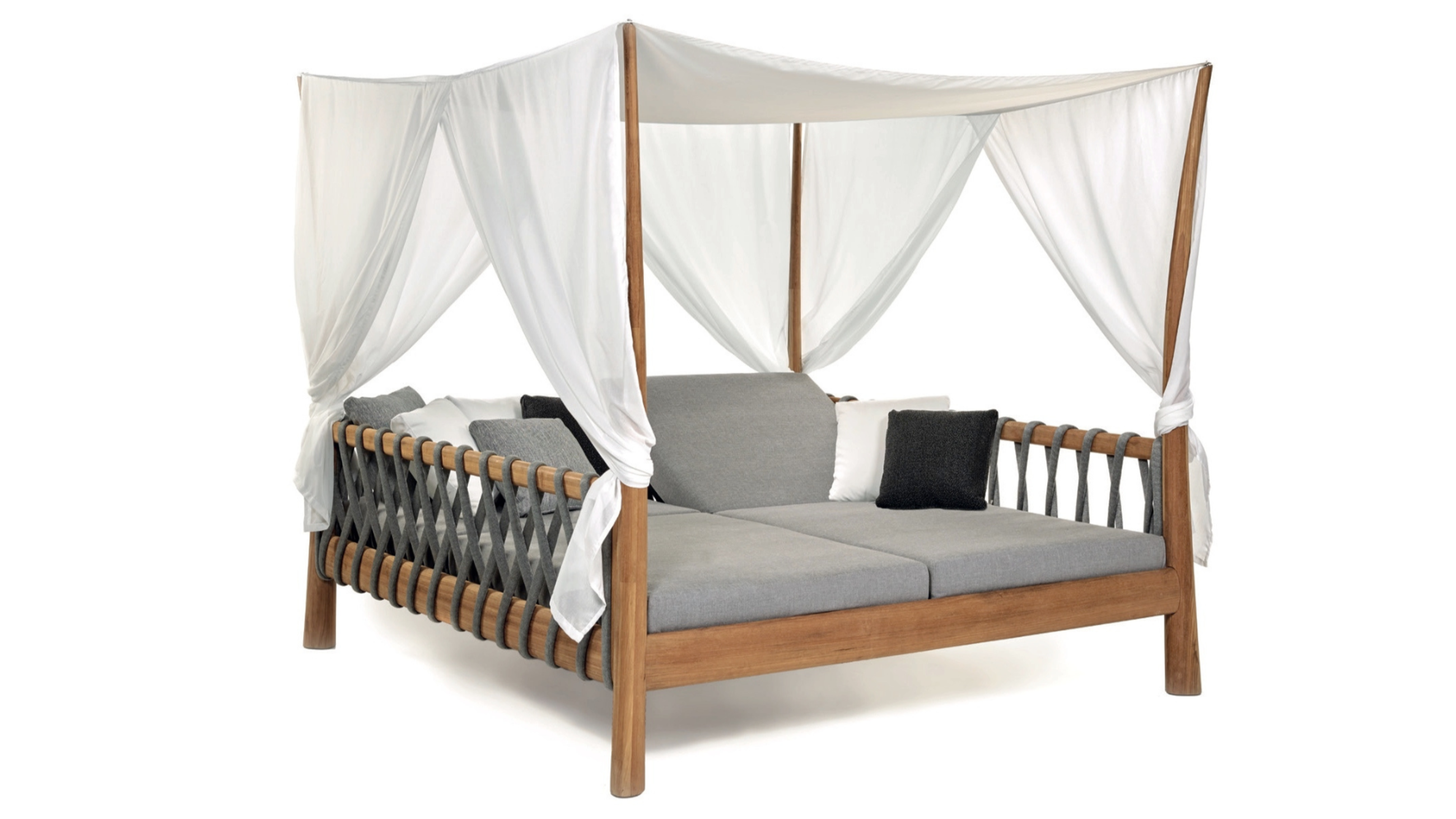 Tuskany di Royal Botania, un baldacchino in teak con pali sagomati. Courtesy Press Office
