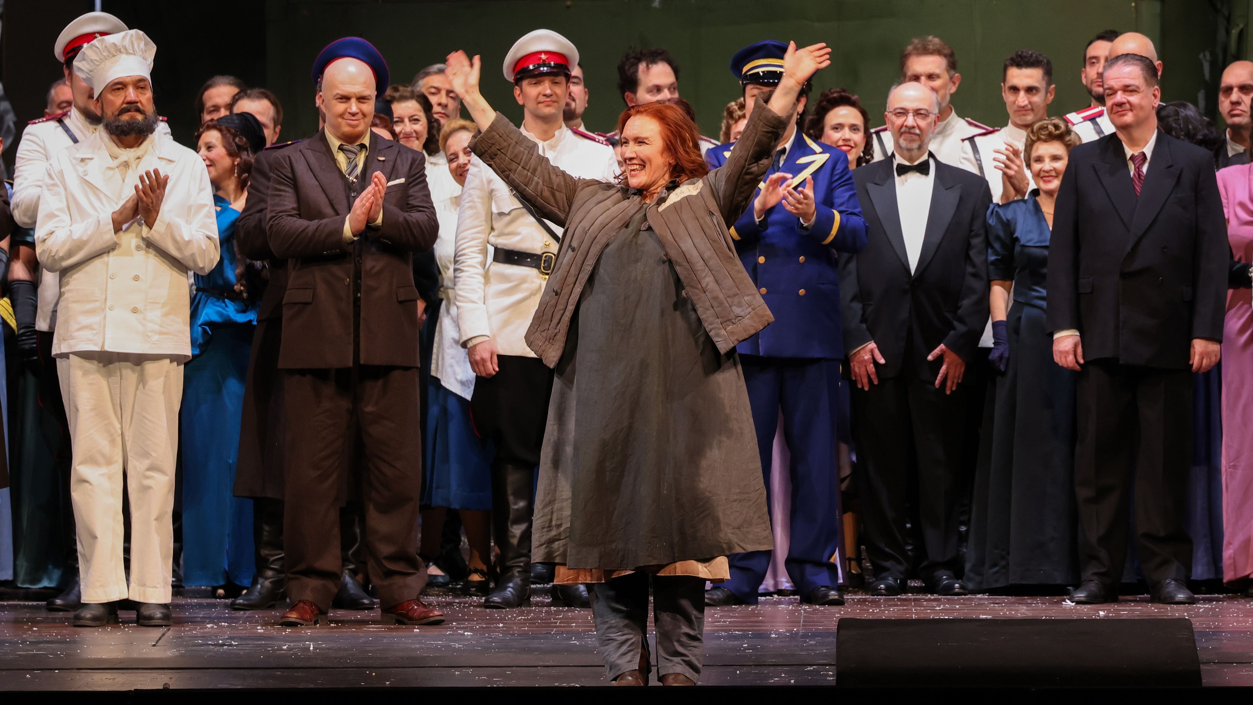 Il soprano Sara Jakubiak, che interpreta Katerina Izmajlova, protagonista dell’opera Lady Macbeth del distretto di Mcensk, saluta durante l’inchino finale con indosso il costume simbolo di una vera e propria rivoluzione estetica all’interno della rappresentazione; Teatro Alla Scala, 7 dicembre 2025, Milano - Credits: Getty