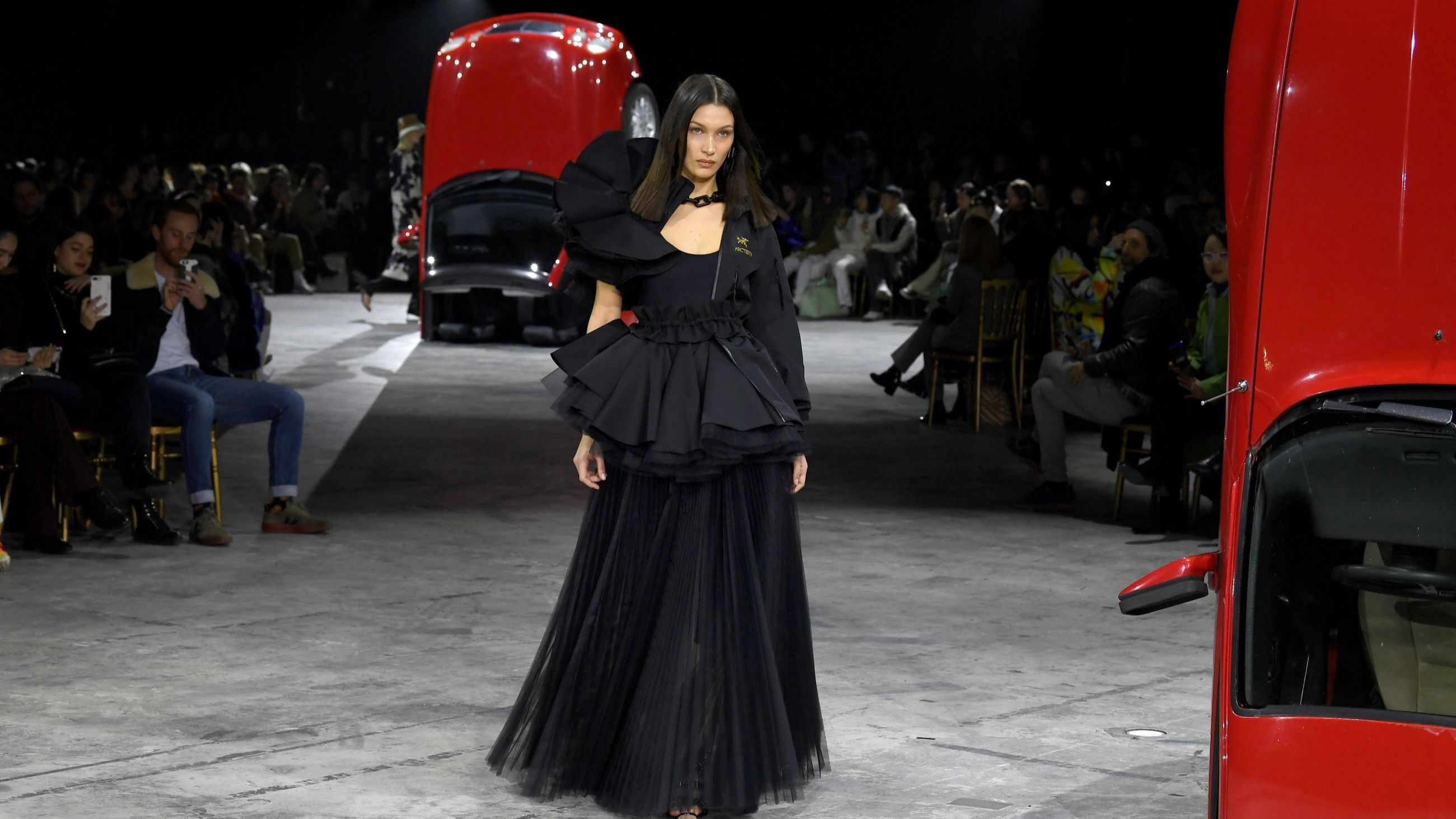 Bella Hadid sfila in passerella durante la sfilata di Off-White, nell’ambito della Paris Fashion Week dedicata alla moda femminile Autunno/Inverno 2020/2021, il 27 febbraio 2020 a Parigi, Francia - Credits: Getty Images