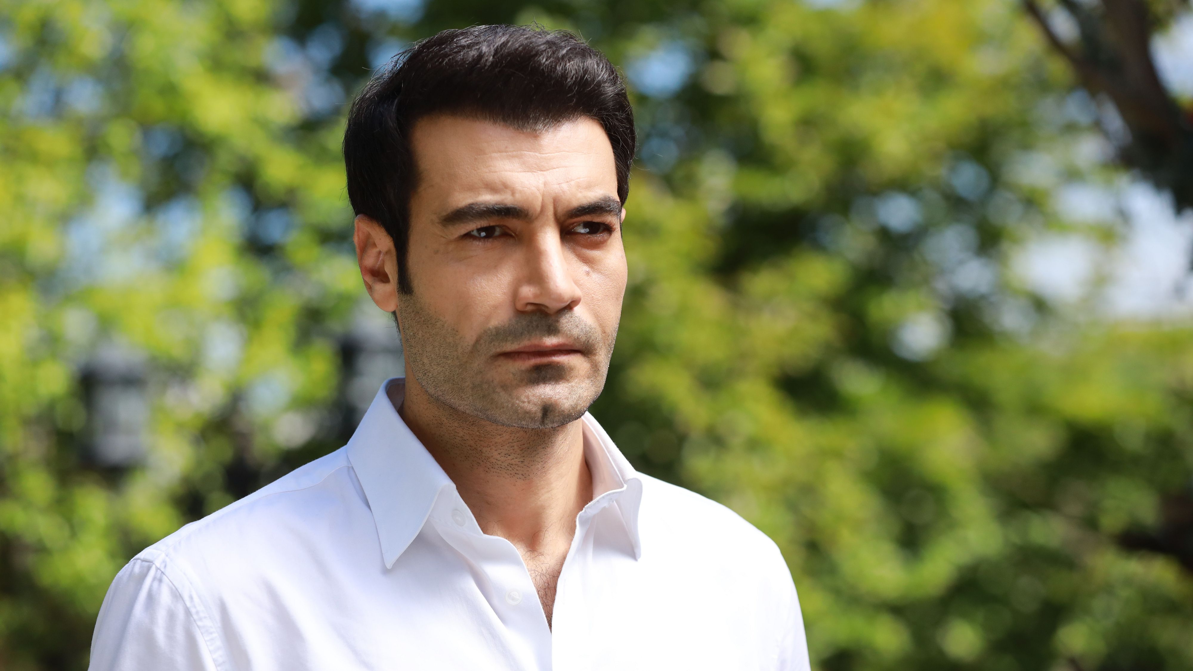 L'attore Murat Ünalmis nei panni di Gulcemal in una scena de La rosa de la vendetta