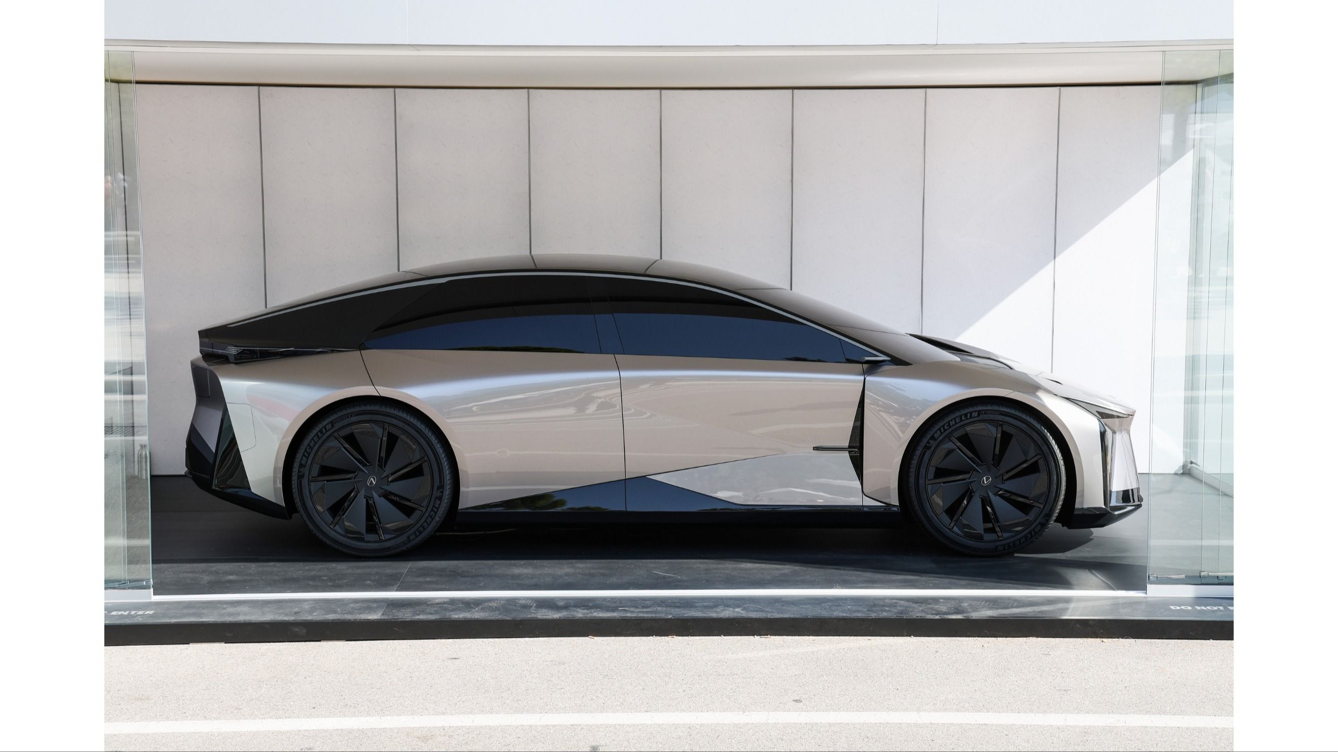 La Lexus LF-ZC, concept elettrico di nuova generazione, esposta all’81ª Mostra Internazionale d’Arte Cinematografica di Venezia, nel 2024. (Crediti: Lexus Italia) 