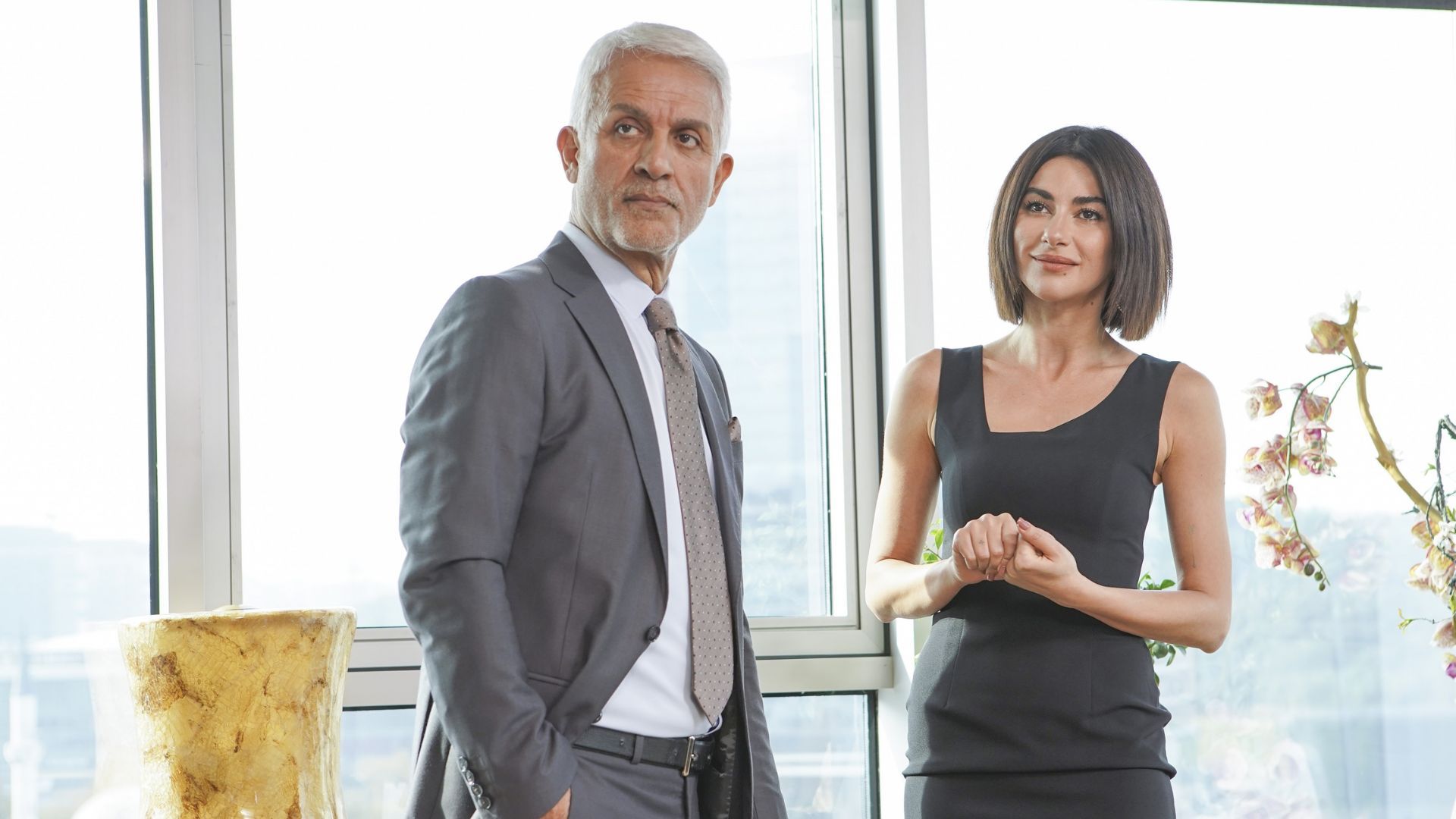 Talat Bulut (Halit) e Nesrin Cavadzade (Sahika) in una scena di Forbidden Fruit 3