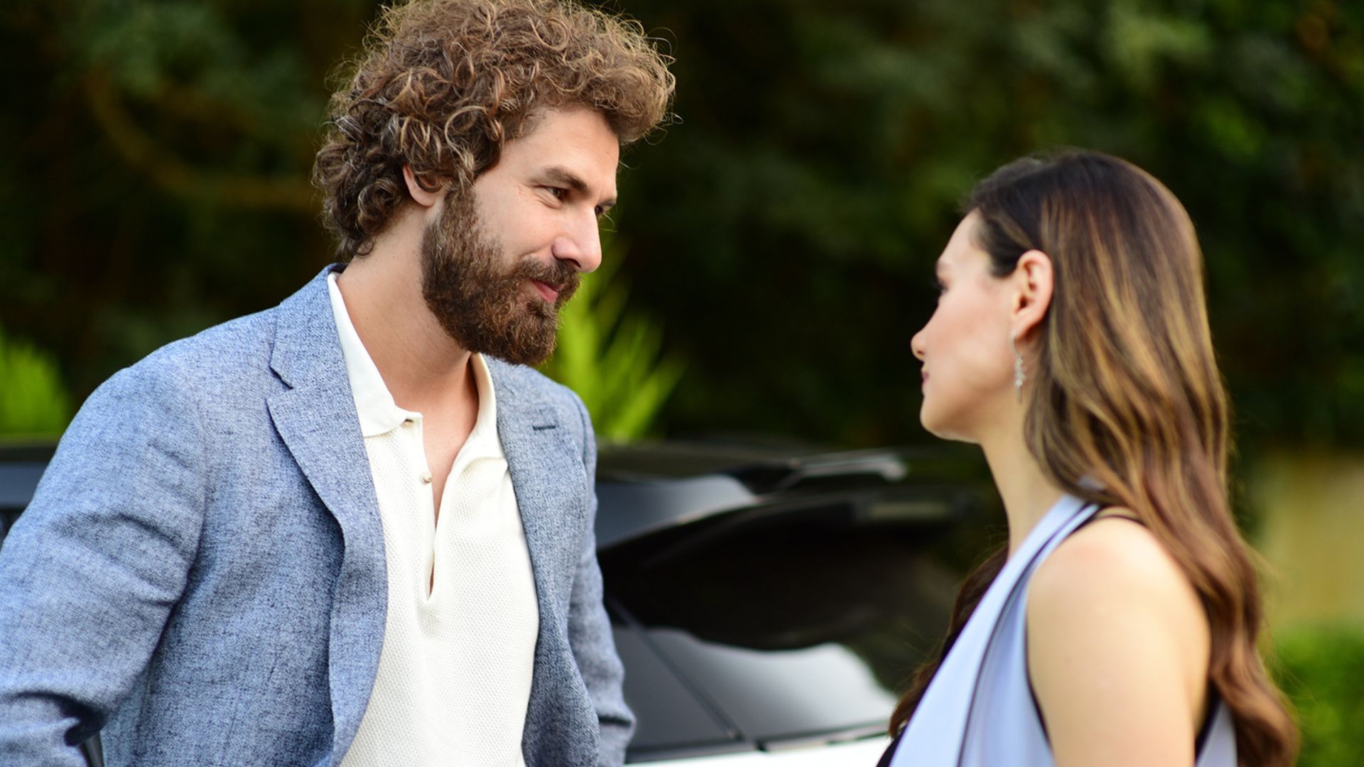 Furkan Palali (Nejat) e Gonca Sariyildiz (Hande) in una scena di My Sweet Lie