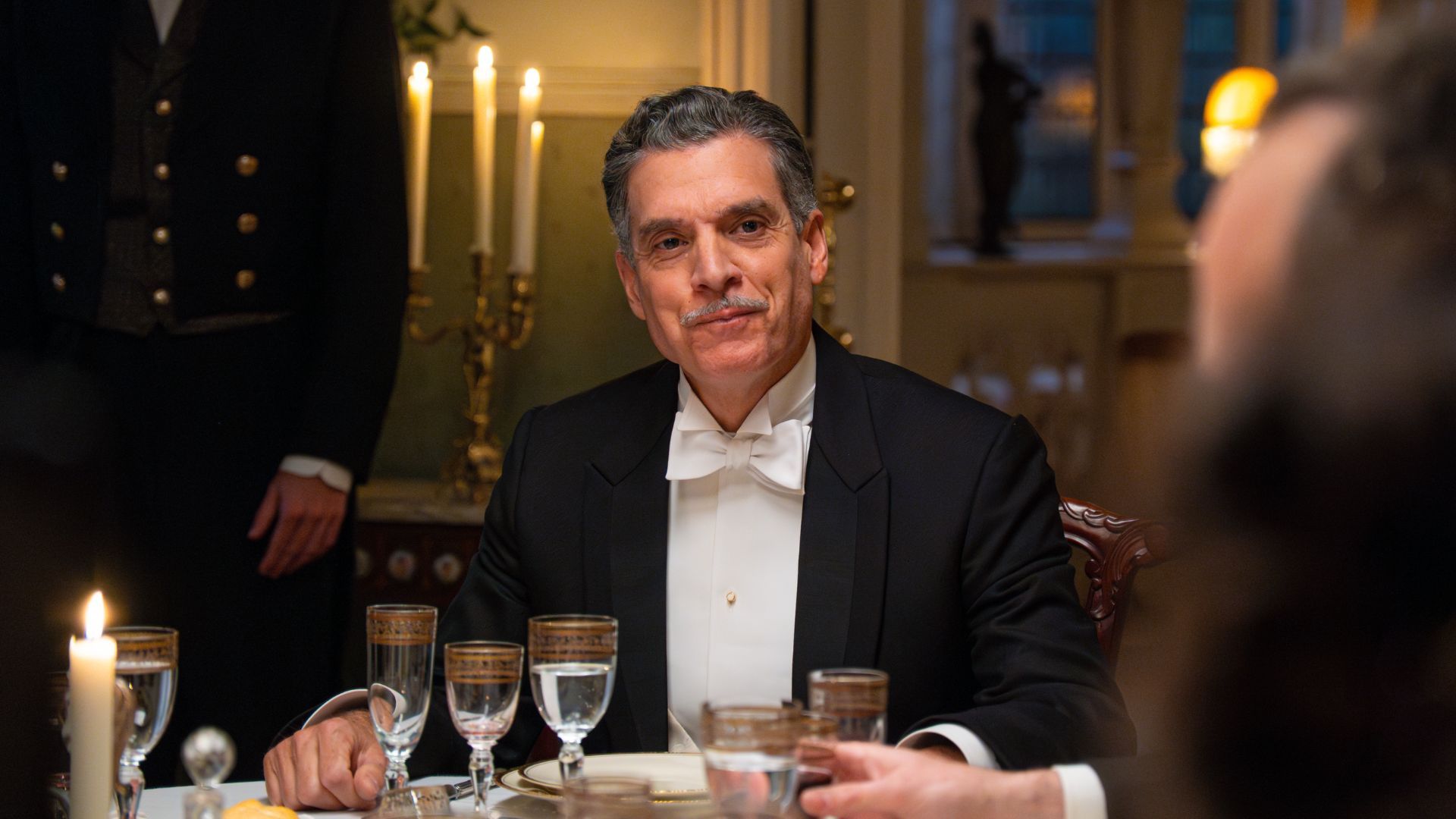 Javier Mora (Lisandro) in una scena de La Promessa