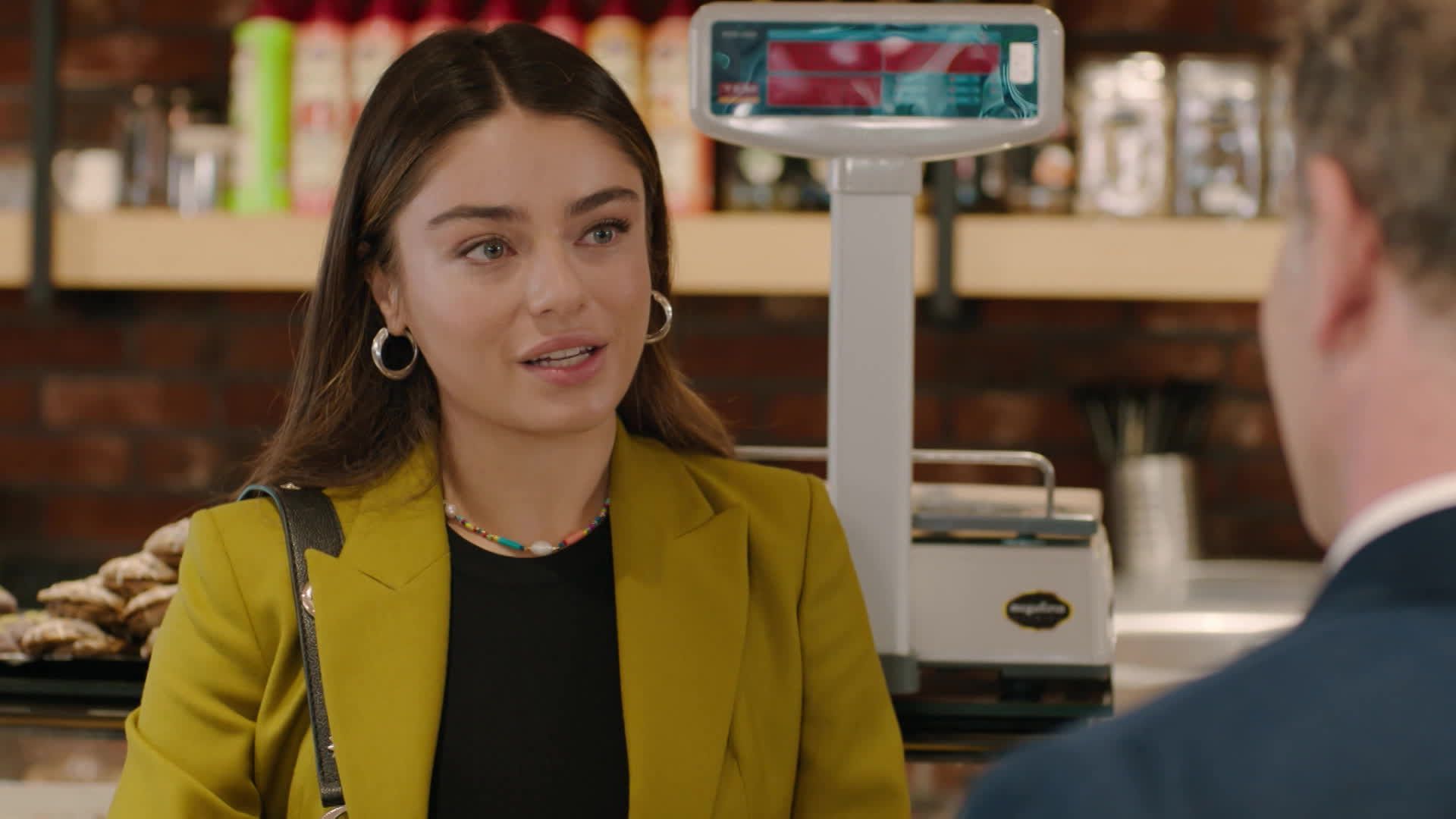 Ayca Aysin Turan (Haziran) in una scena di Be my Sunshine