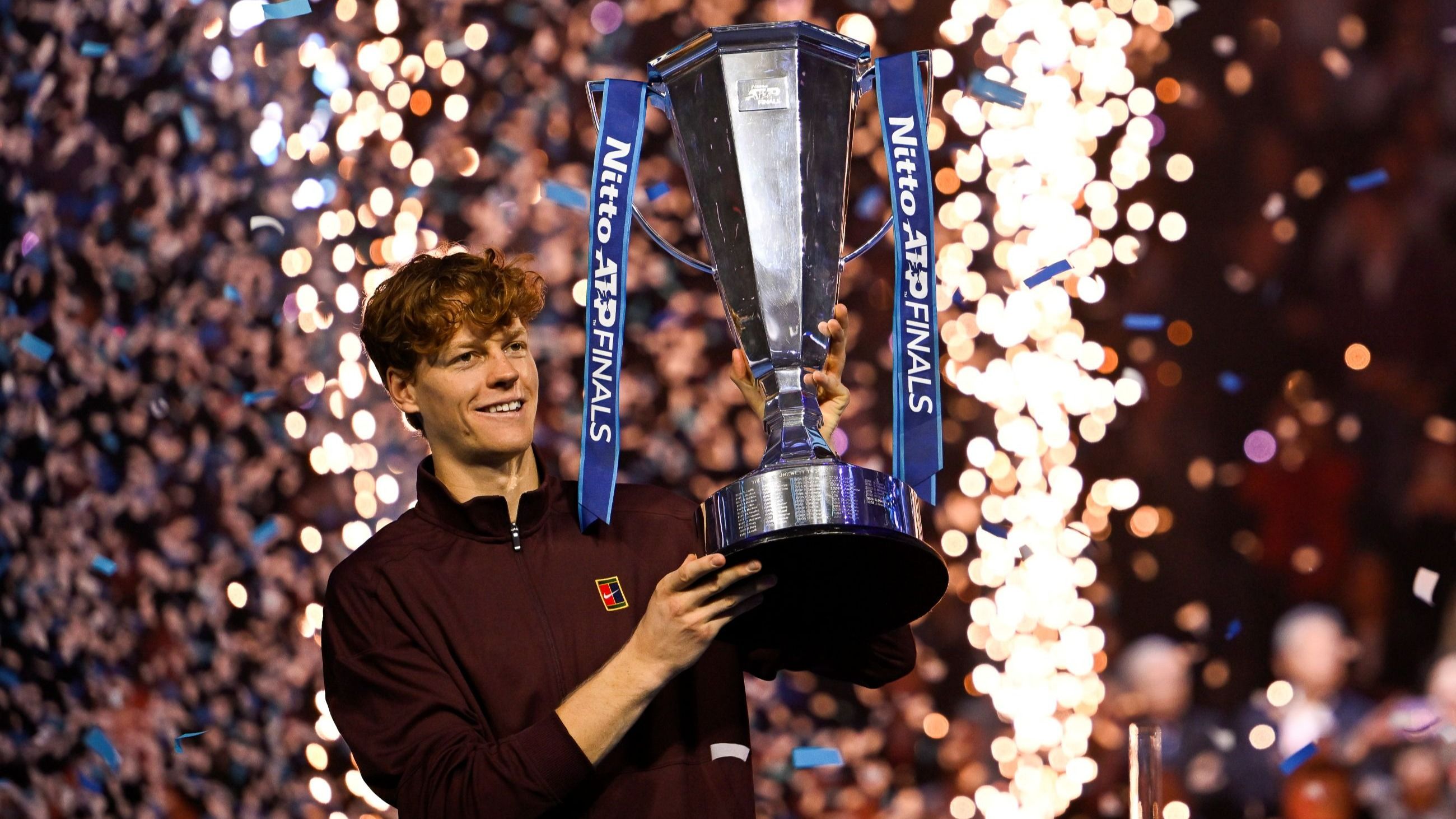 Jannik Sinner, italiano, solleva il trofeo delle Nitto ATP Finals 2025 dopo aver sconfitto Carlos Alcaraz, spagnolo, durante la finale del singolare maschile dell’ottavo giorno delle Nitto ATP Finals 2025 alla Inalpi Arena il 16 novembre 2025 a Torino, Italia - Credits: Getty Images