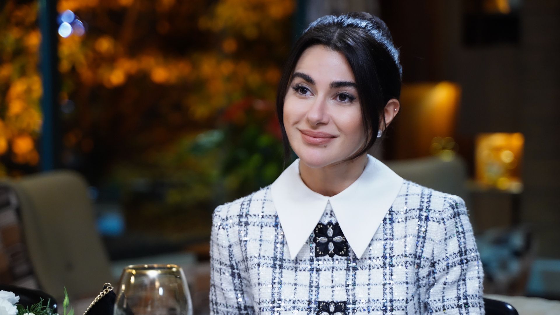 Nesrin Cavadzade (Sahika) in una scena di Forbidden Fruit 4