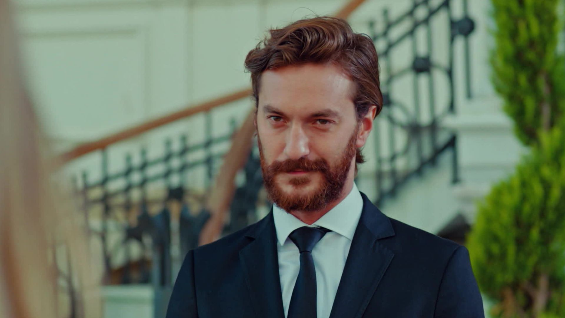 Sarp Can Koroglu (Kemal) in una scena di Forbidden Fruit