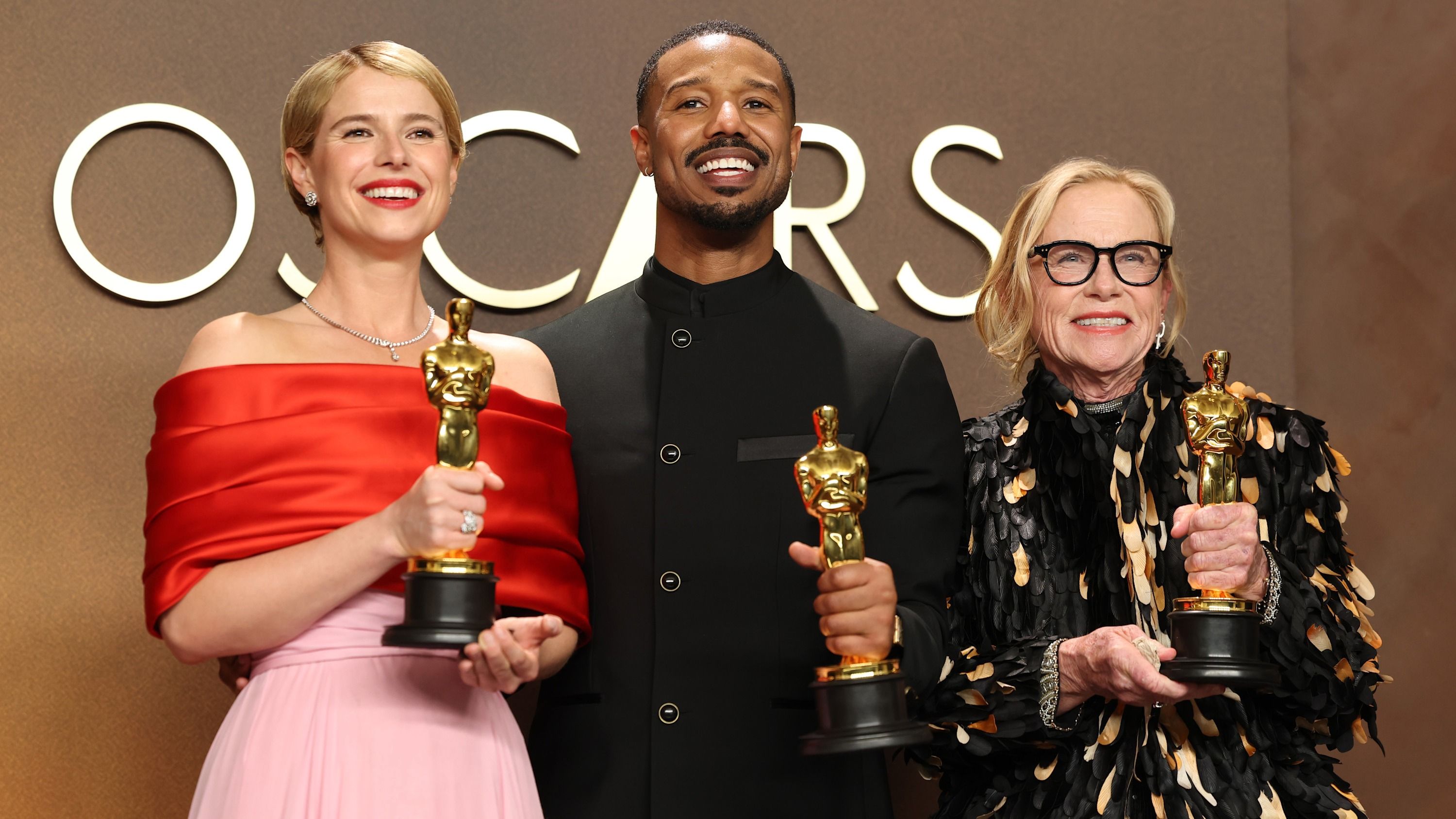 Jessie Buckley, vincitrice del premio come Migliore Attrice Protagonista per “Hamnet”, Michael B. Jordan, vincitore del premio come Miglior Attore Protagonista per “Sinners”, e Amy Madigan, vincitrice del premio come Migliore Attrice Non Protagonista per “Weapons”, posano nella sala stampa durante la 98ª edizione degli Oscar - Credits: Getty Images 