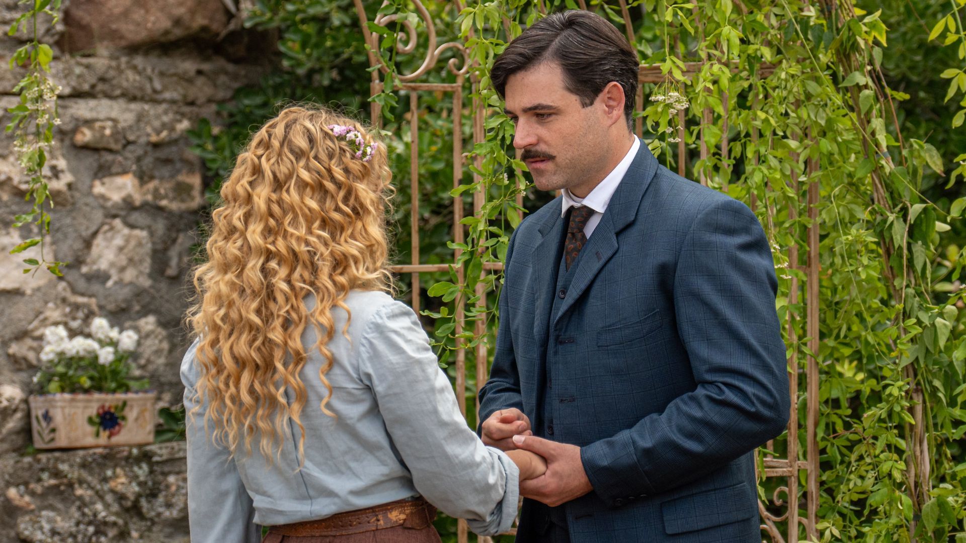 Ana Garces (Jana) e Arturo Sancho (Manuel) in una scena de La Promessa
