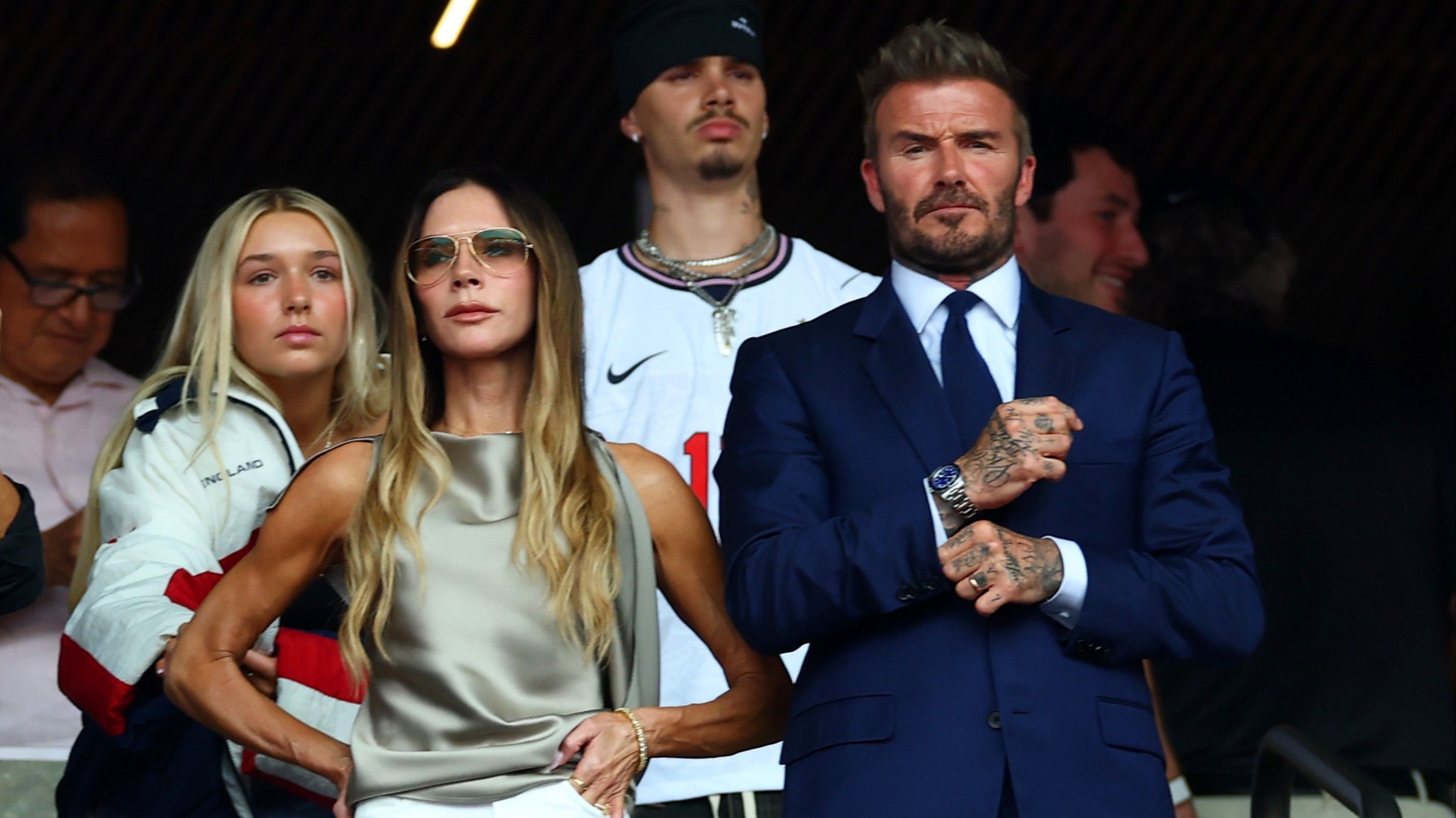 David Beckham osserva accanto alla moglie Victoria, alla figlia Harper e al figlio Romeo, prima della partita dei quarti di finale della Coppa del Mondo FIFA 2026 tra Norvegia e Inghilterra, al Miami Stadium, l’11 luglio 2026, a Miami Gardens, in Florida - Credits: Getty Images