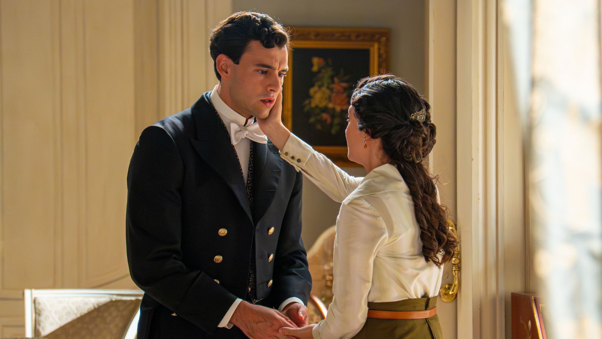Xavi Lock (Curro) e Marta Costa (Angela) in una scena de La Promessa