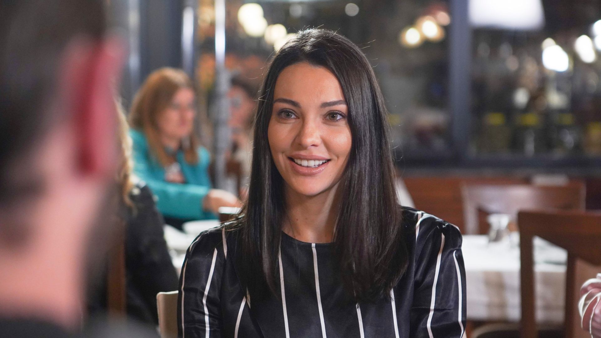 Tuvana Turkay (Leyla) in una scena di Forbidden Fruit 3.