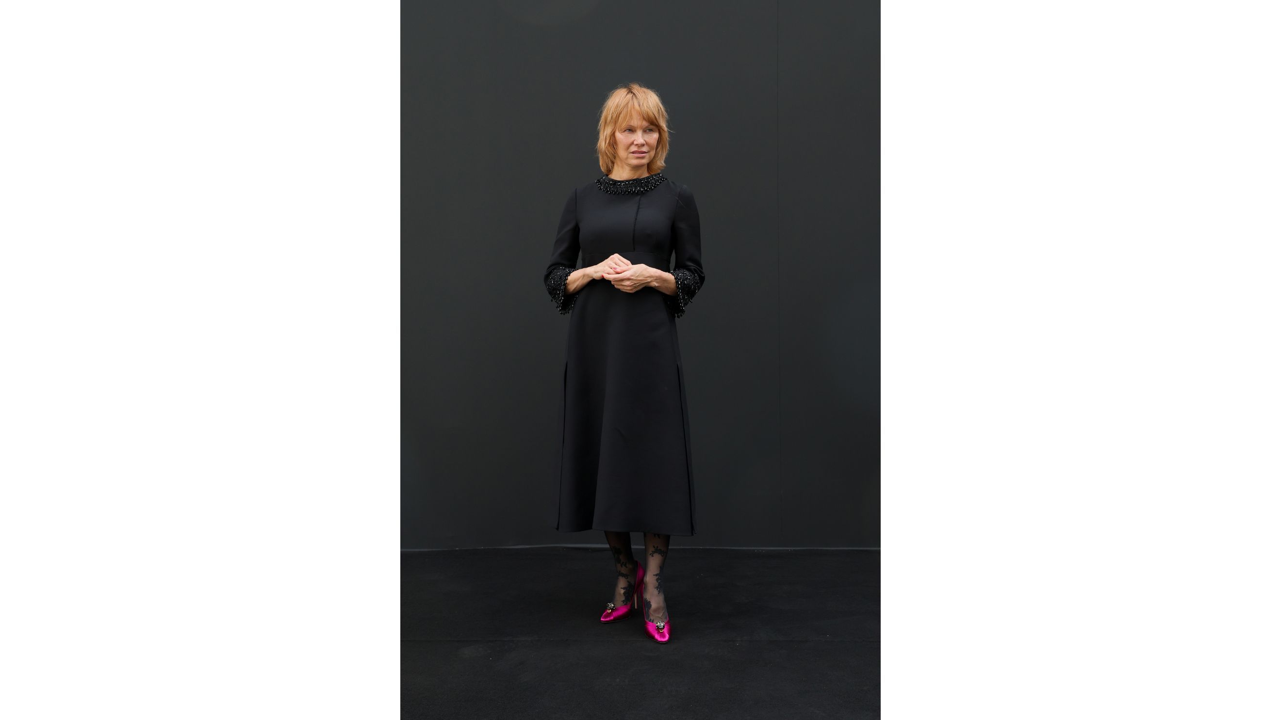 Pamela Anderson alla sfilata di Valentino durante la Settimana della Moda di Parigi 2025 - Credits: Getty Images