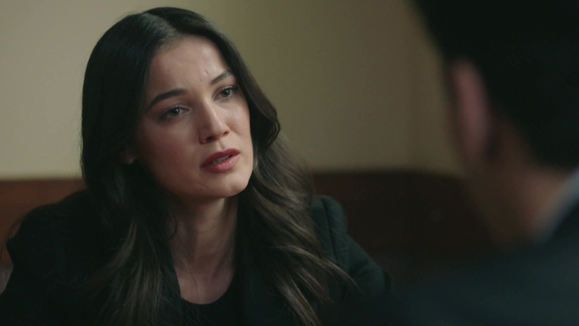 Pinar Deniz (Ceylin) in una scena di Segreti di famiglia 2