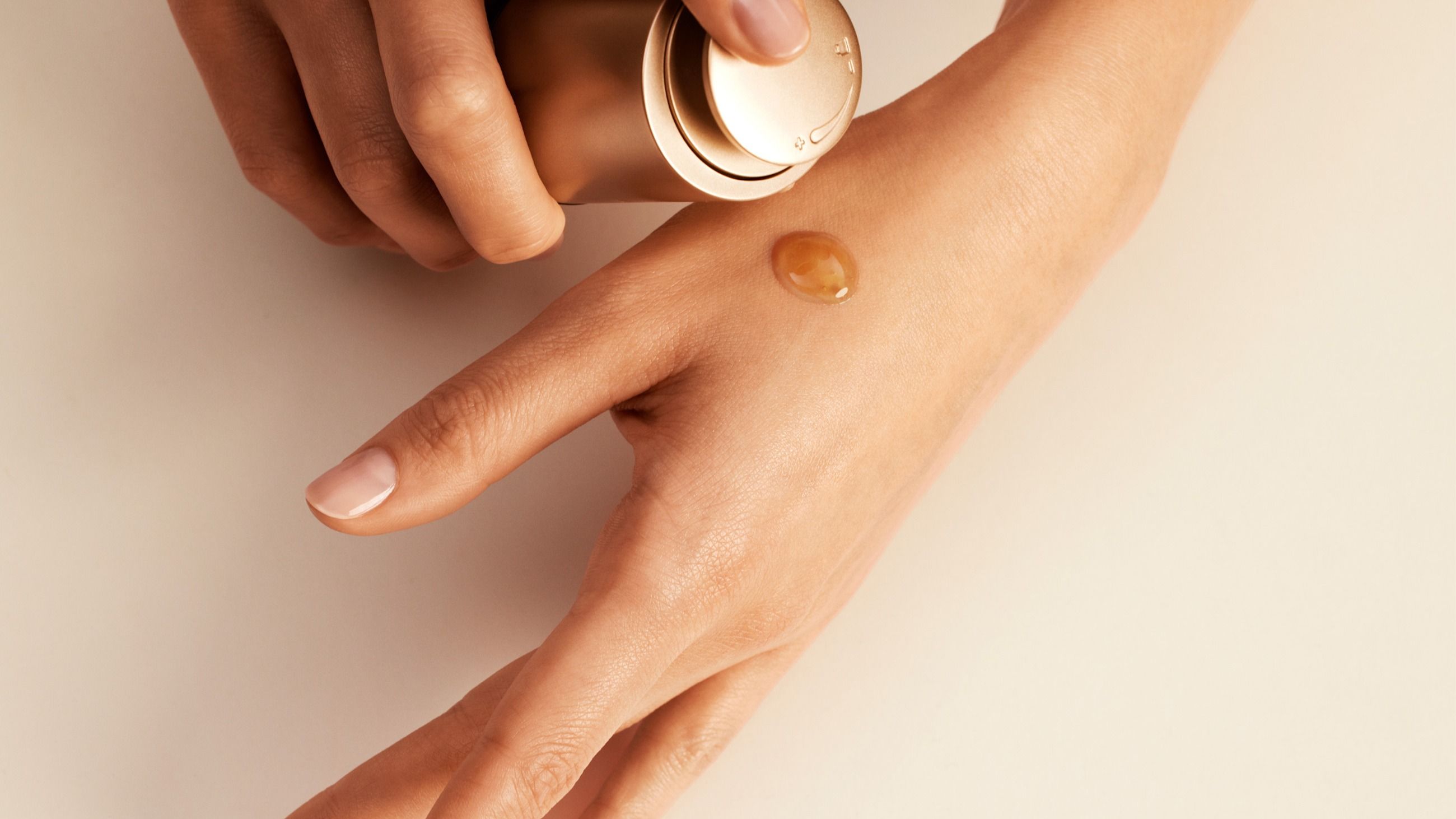 Double Serum di Clarins ha una texture sensoriale dal delicato aroma floreale