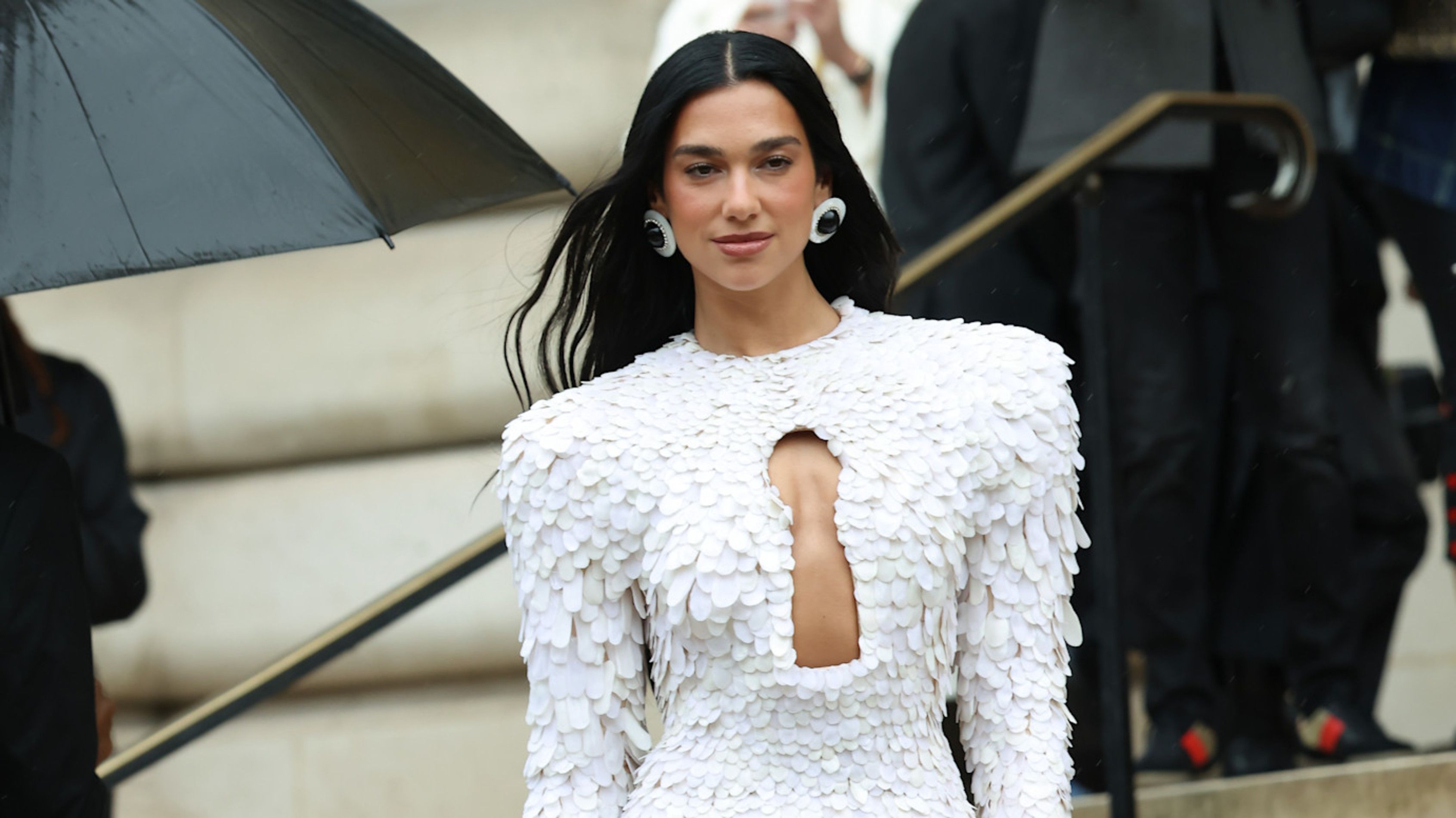 Dua Lipa alla sfilata Haute Couture di Schiaparelli alla Paris Fashion Week, il 7 luglio 2025 a Parigi.
Credits: Getty Images 
