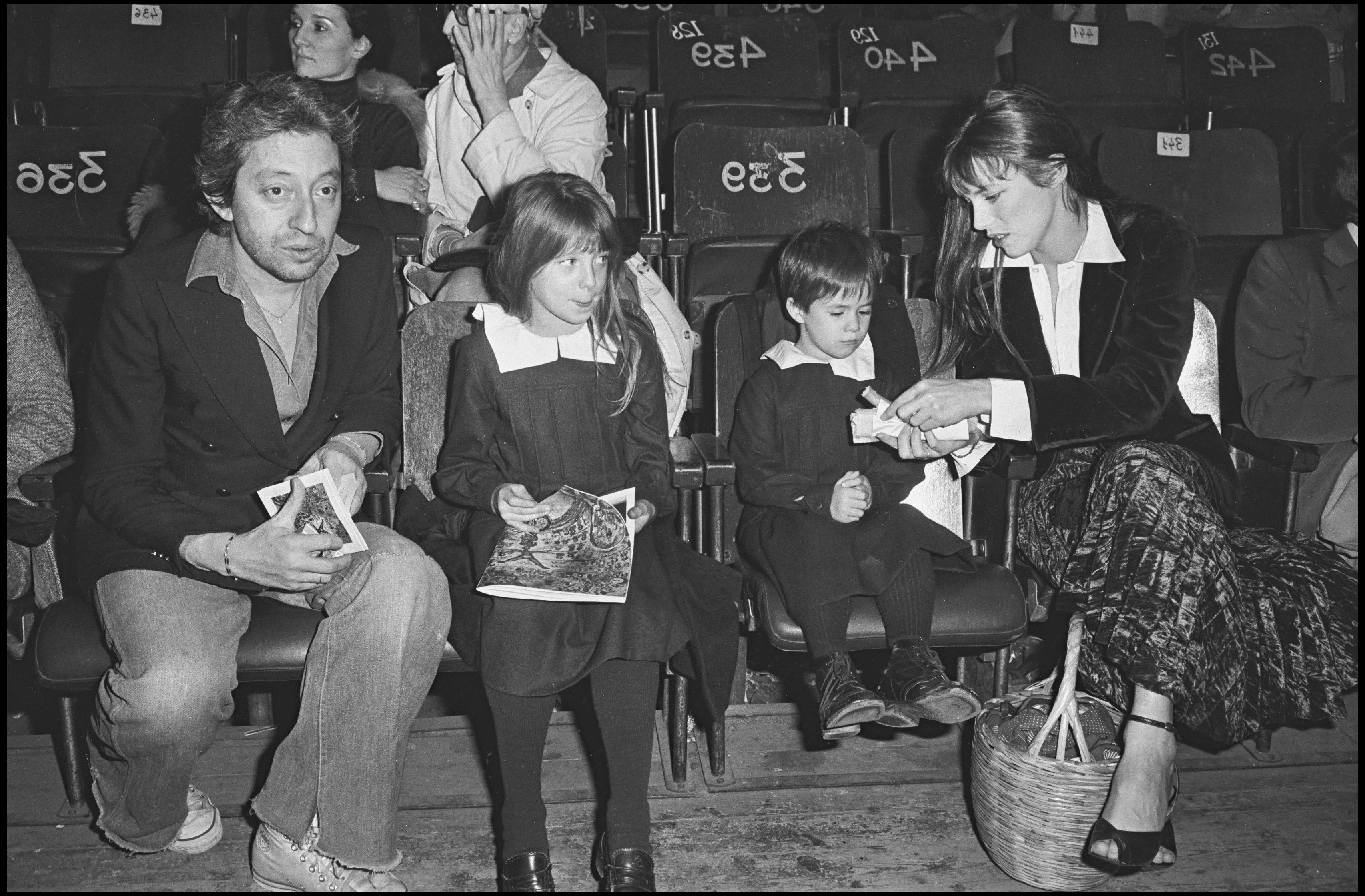 Jane Birkin, Serge Gainsbourg e le figlie al Cirque De Moscou di Parigi nel 1976
Credit: Getty Images
