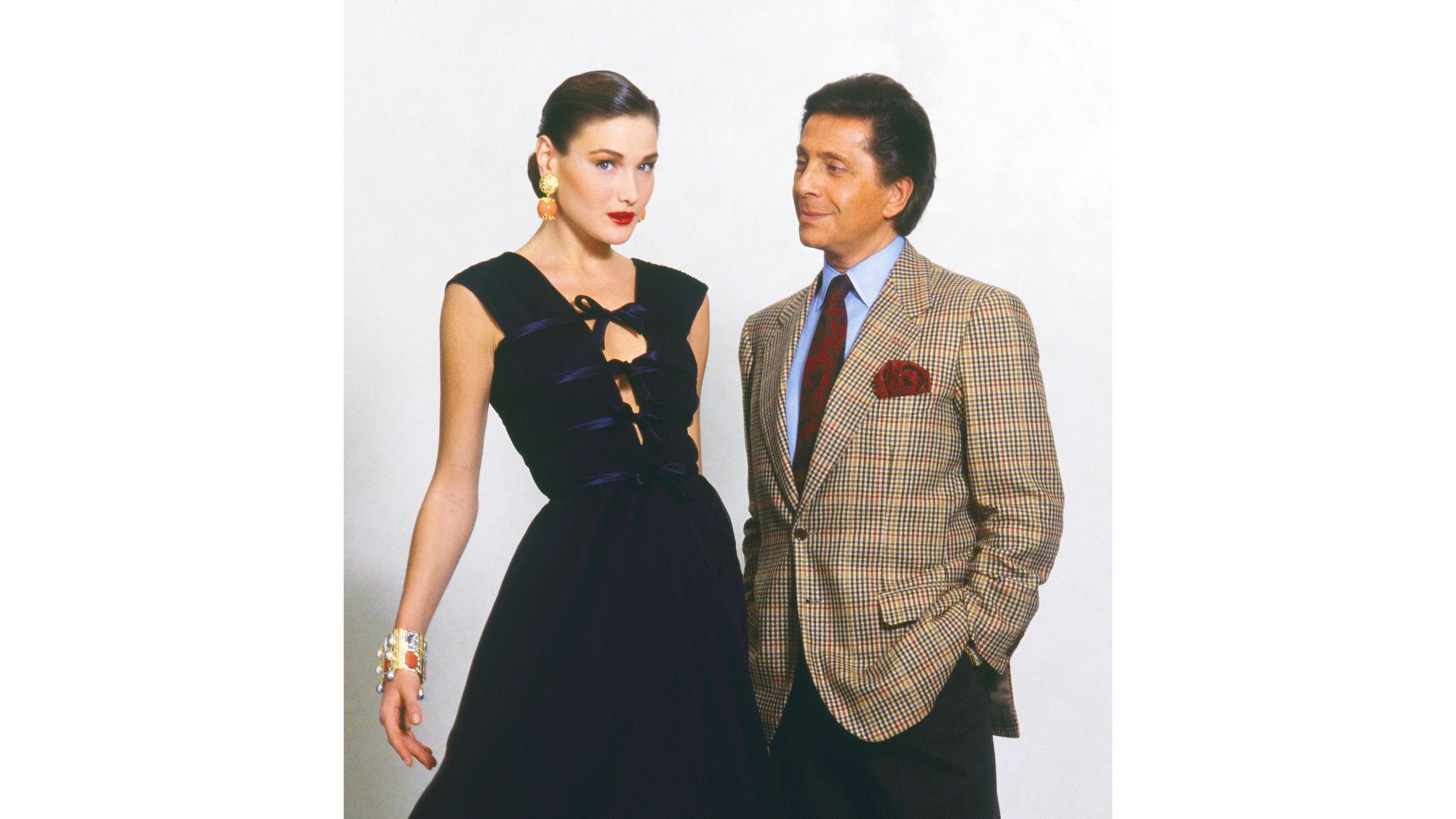 Carla Bruni posa insieme a Valentino Garavani, 1989 - Credits Getty Images