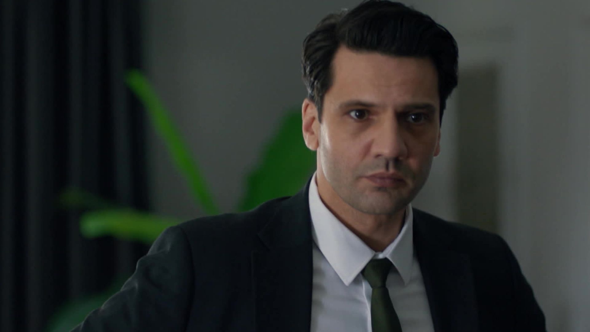 Ilgaz in una scena di Segreti di famiglia 3