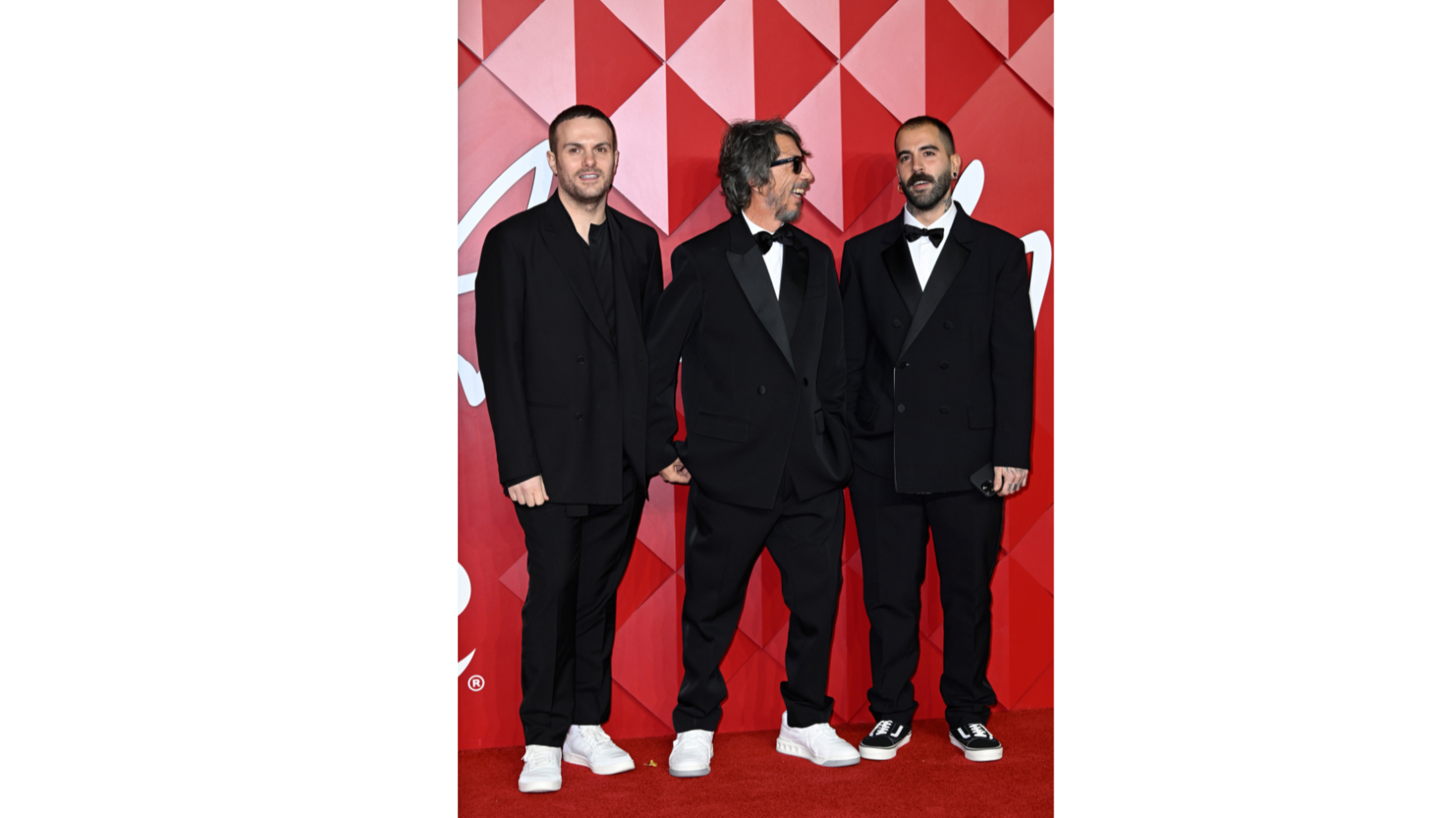Sabato De Sarno, Pierpaolo Piccioli E Gabriele Cusmano insieme sul carpet del The Fashion Awards del 2022 presso la Royal Albert Hall di Londra. Credits: Getty Images
