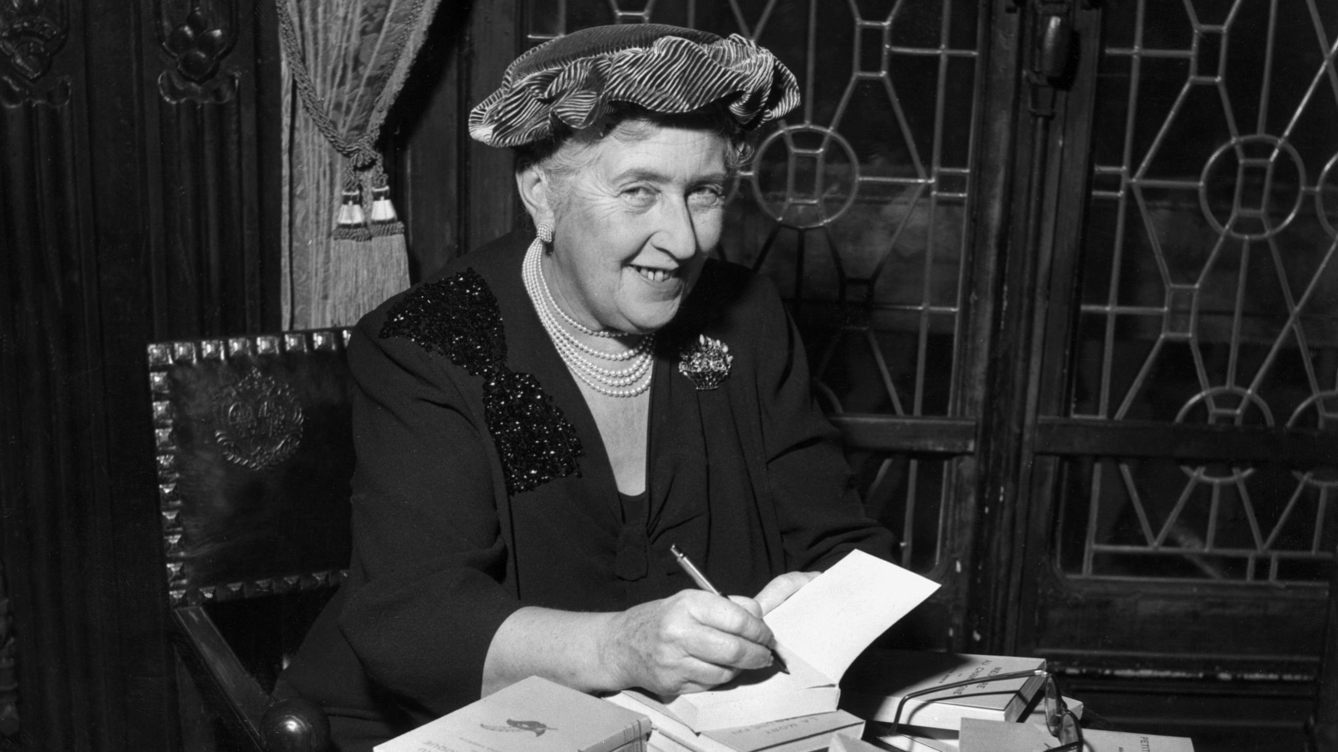 La scrittrice di romanzi gialli Agatha Christie (1890-1976) mentre firma le edizioni francesi dei suoi libri, 1950 ca. - Credits Getty Images