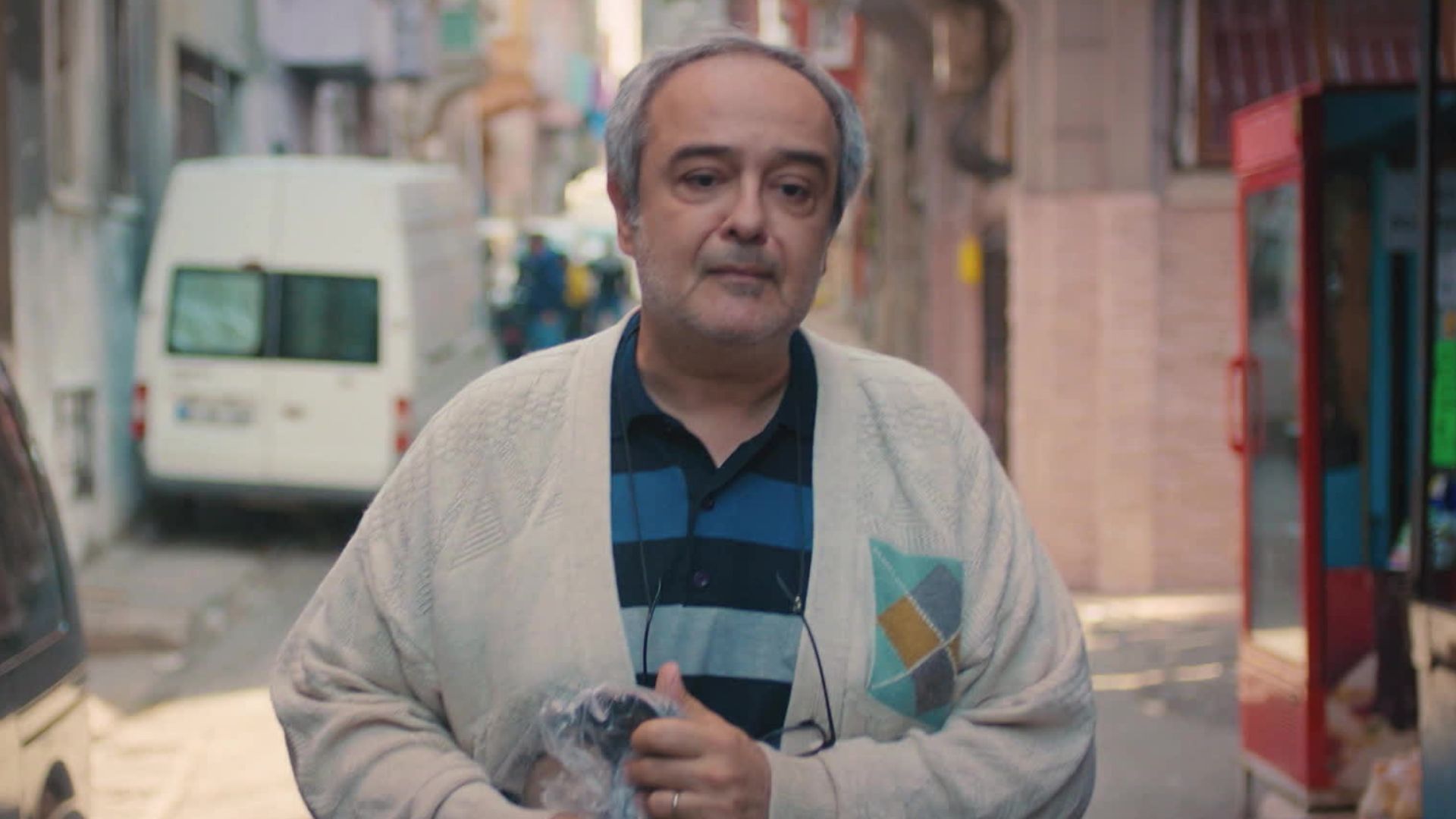 Enver in una scena de La forza di una donna 3