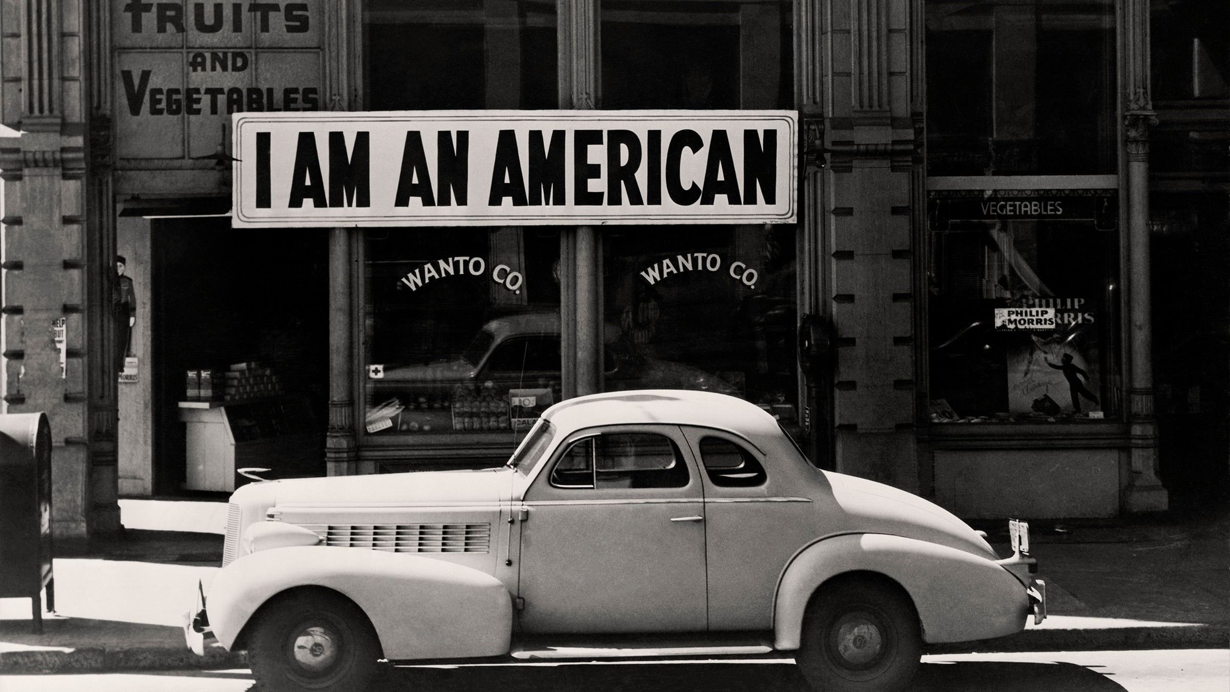 Dorothea Lange
Un grande cartello con la scritta "Sono un americano" affisso sulla vetrina di un negozio tra le [401-403 Eighth] e Franklin Street l'8 dicembre, il giorno dopo Pearl Harbor. Il negozio è stato chiuso in seguito all'ordine di evacuazione delle persone di origine giapponese da alcune zone della costa occidentale. Il proprietario, laureato all'Università della California, sarà ospitato insieme a centinaia di sfollati nei centri della WRA per tutta la durata della guerra
Oakland, California. 1942
The New York Public Library | Library of Congress Prints and Photographs Division Washington
