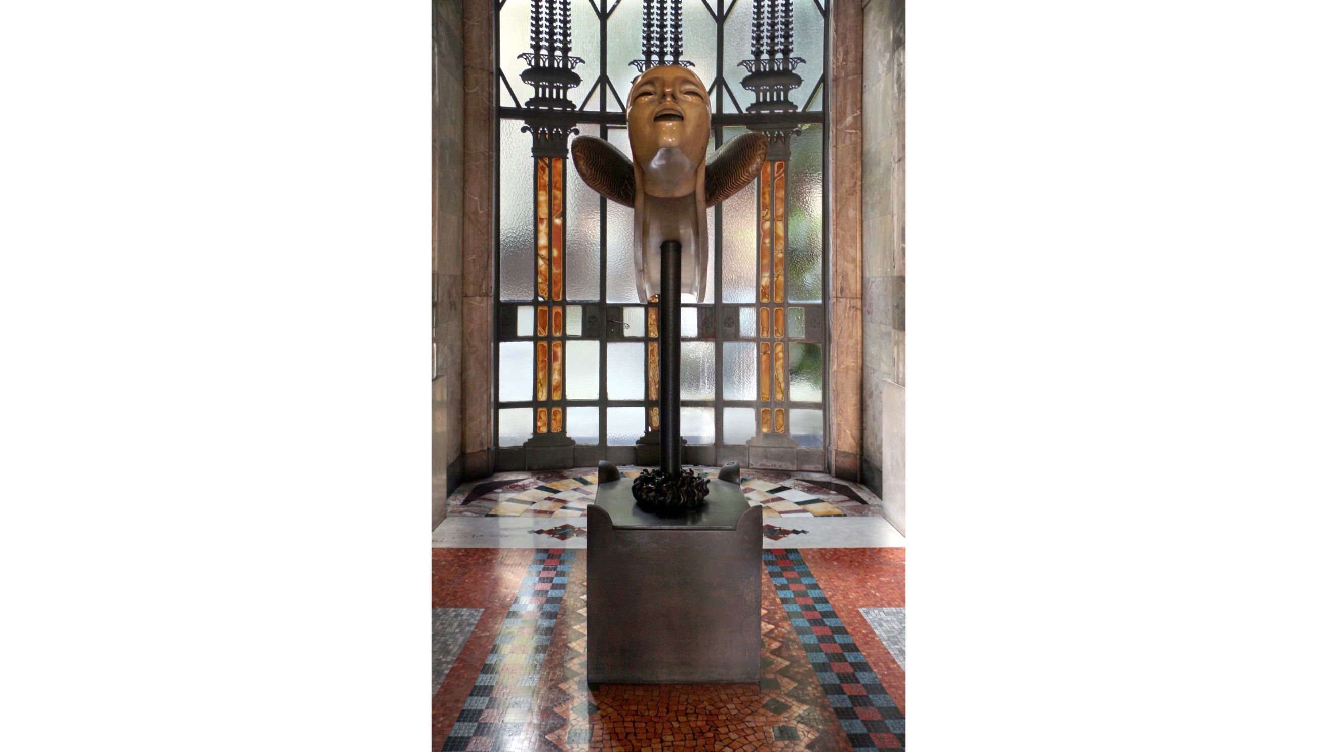 La scultura La Vittoria Alata di Adolfo Wildt, custodita all’ingresso del Palazzo Berri/Meregalli - Courtesy Sailko/Wikimedia Commons
