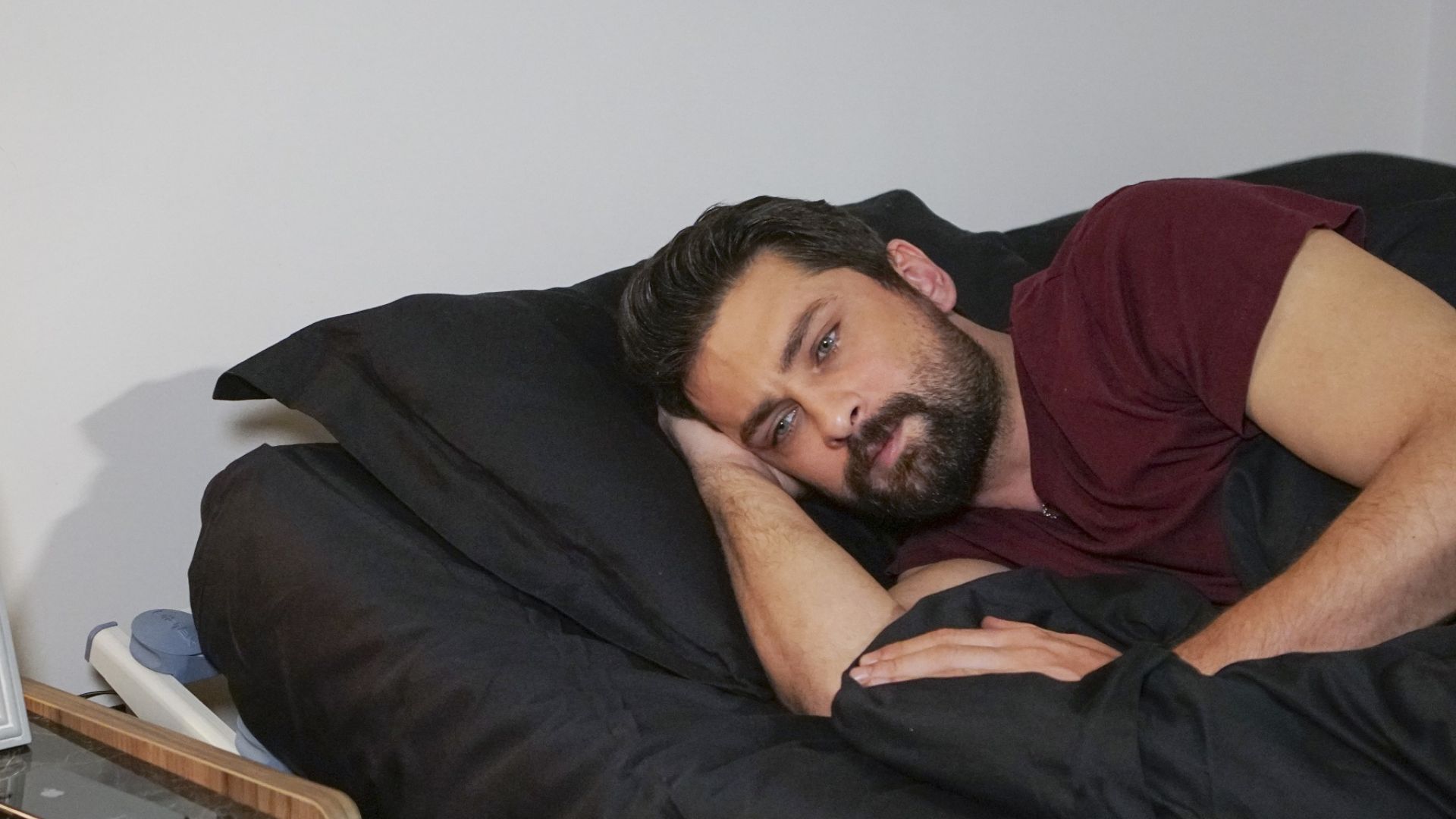Onur Tuna (Alihan) in una scena di Forbidden Fruit 2
