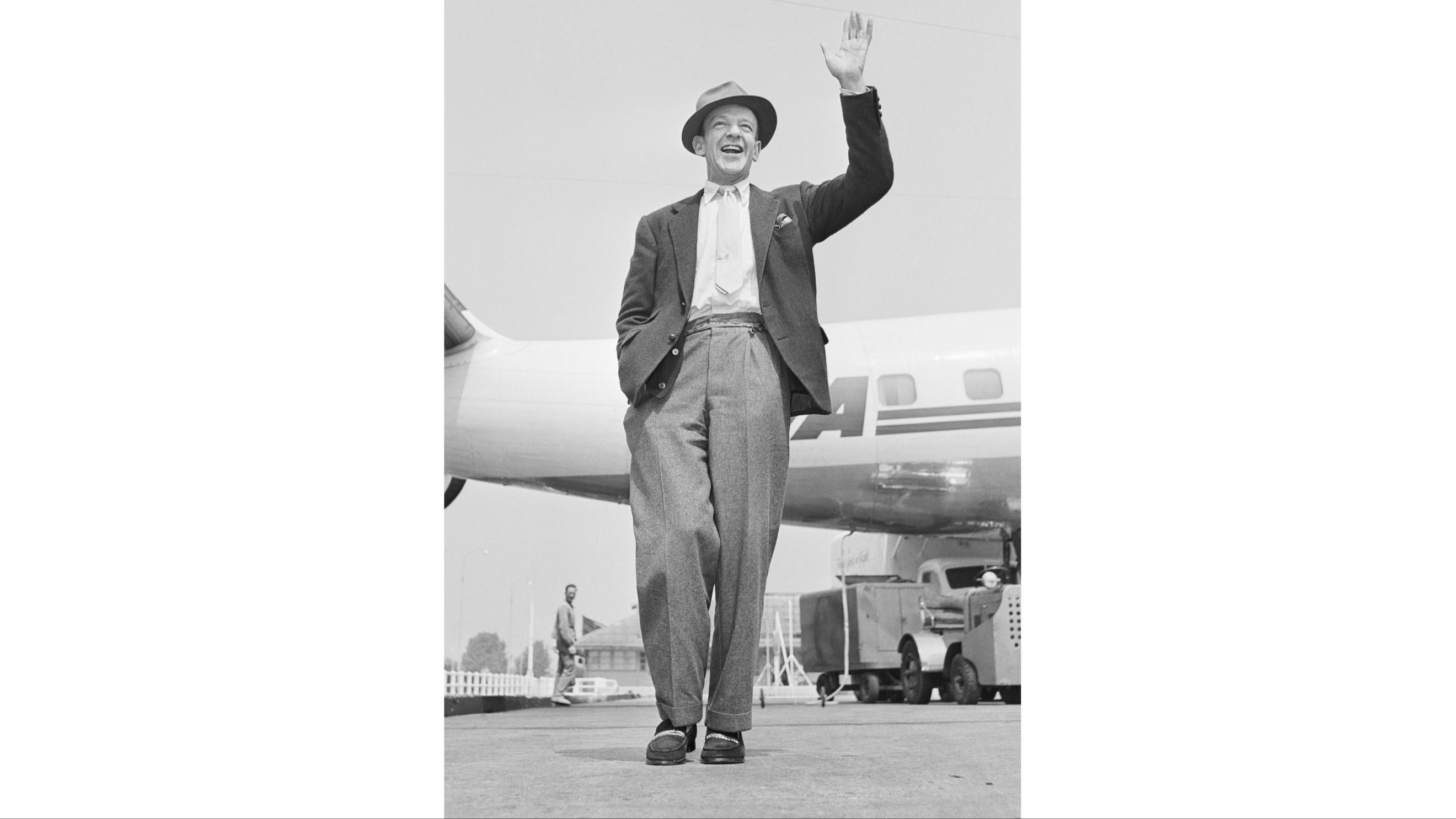 Fred Astaire saluta i suoi fan dopo essere atterrato a Parigi, 1956
Credit Getty Images
