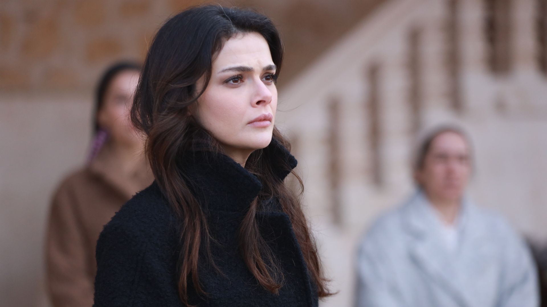 Sinem Unsal (Alya) in una scena di Far away