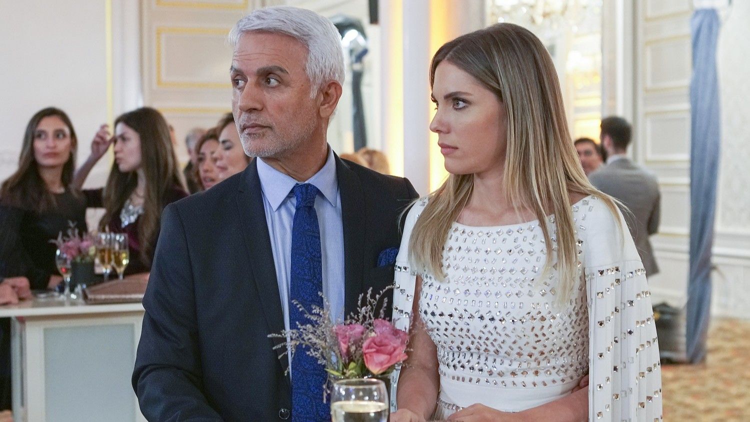 Yildiz (Eda Ece) e Halit (Talat Bulut) in Forbidden Fruit