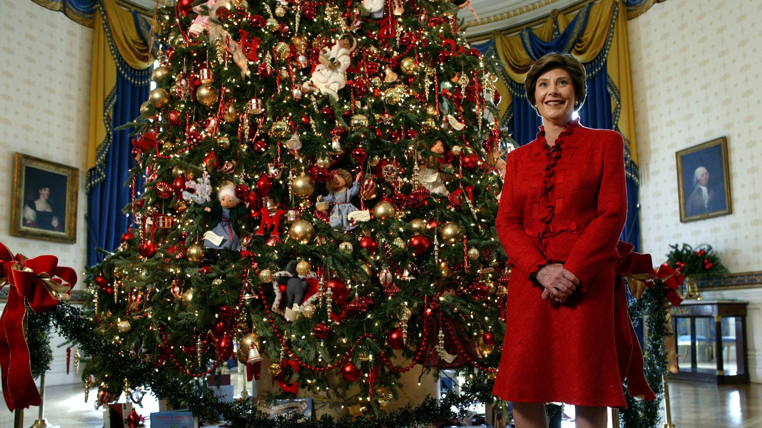 Laura Bush posa davanti all'albero di Natale della Casa Bianca nella Blue Room della Casa Bianca a Washington - Credits Getty Images 