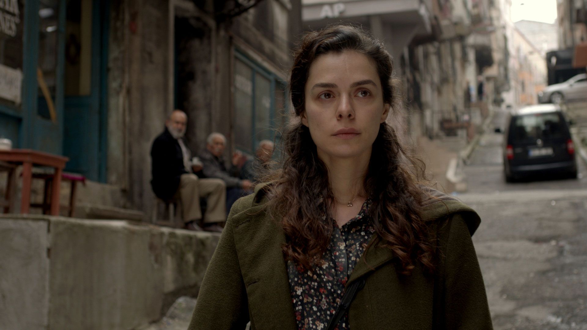 Özge Özpirinçci (Bahar Çesmeli) in una scena di La forza di una donna 2