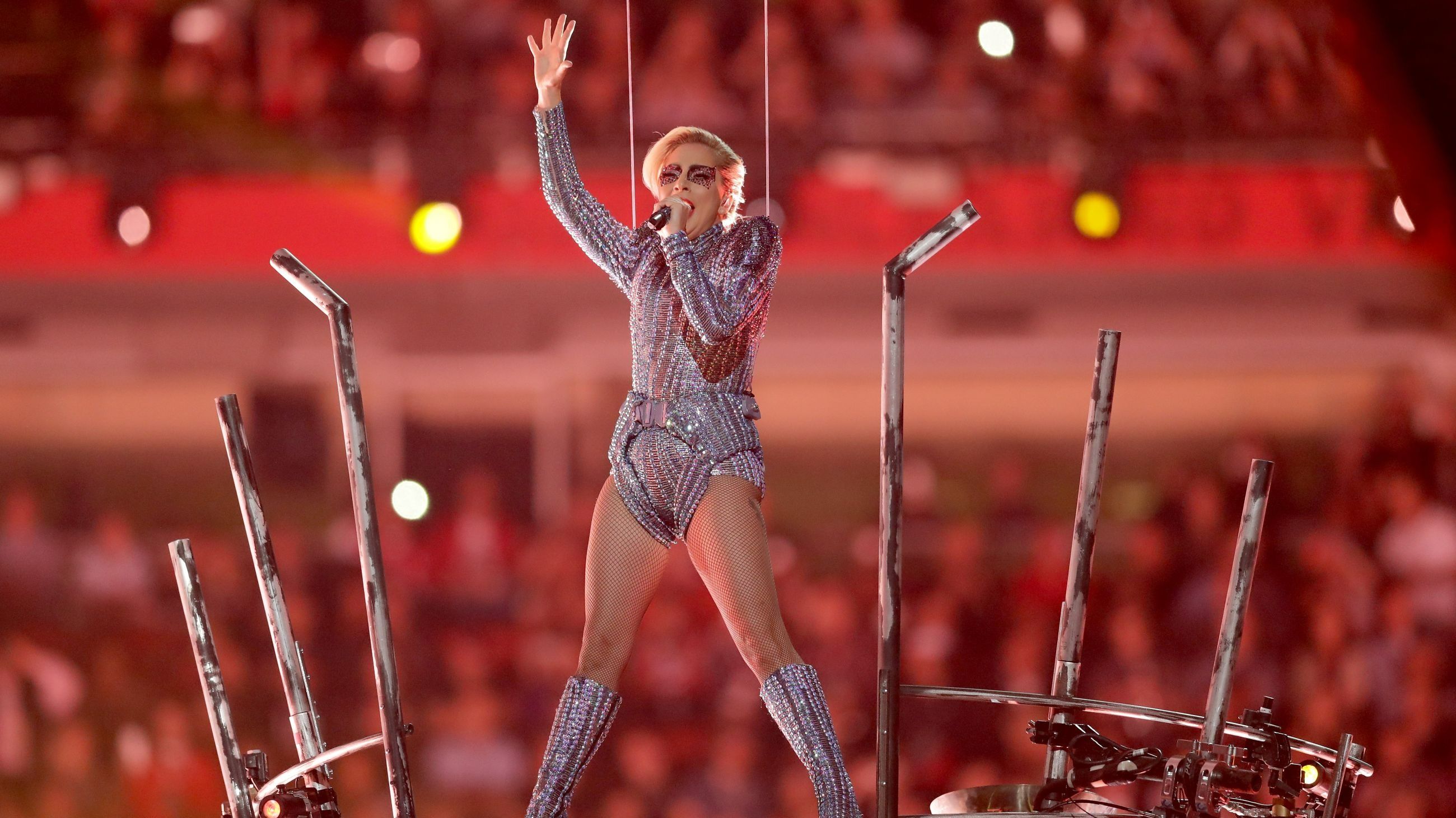 Lady Gaga si esibisce durante il Pepsi Zero Sugar Super Bowl 51 Halftime Show all’NRG Stadium, nel 2017 a Houston
Credits: Getty Images