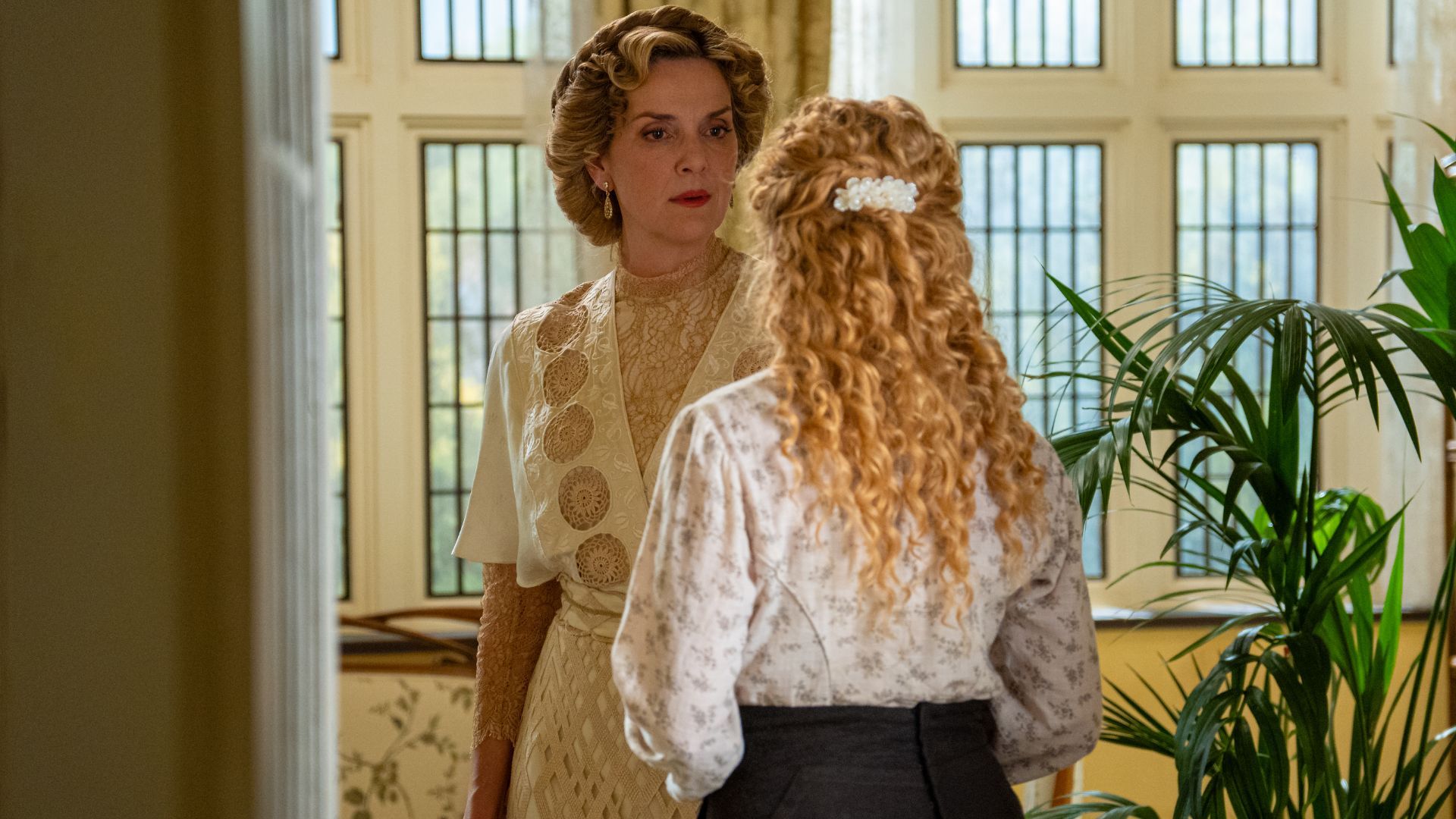 Eva Martin (Cruz) e Ana Garces (Jana) in una scena de La Promessa