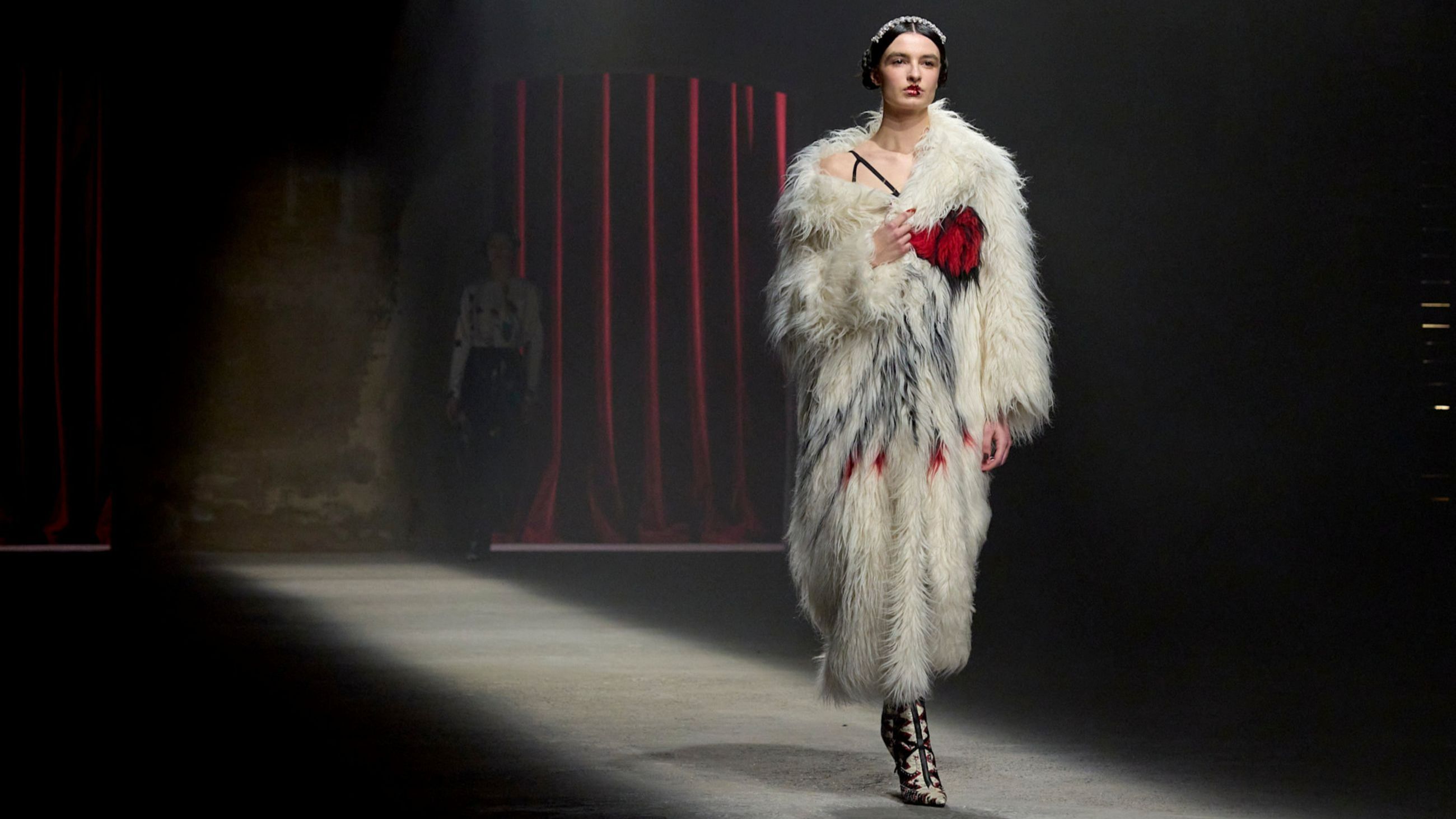 Cappotto in pelliccia a pelo lungo Natural Ethic in passerella da Antonio Marras per la collezione FW2526, in cui tra bianco e nero si stagliano motivi rosso acceso - Credits: Launchmetrics.com/Spotlight