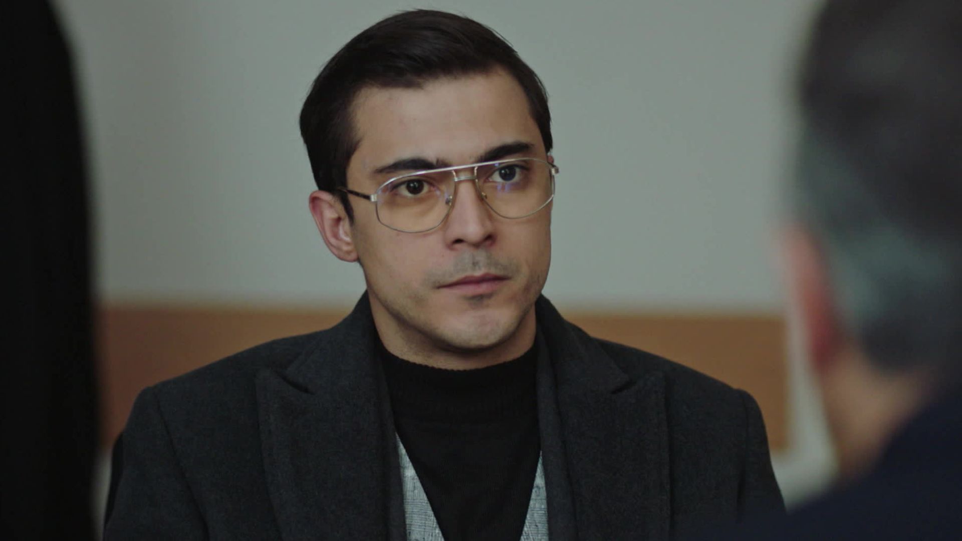 Dogac Yildiz (Omer) in una scena di Segreti di famiglia 2