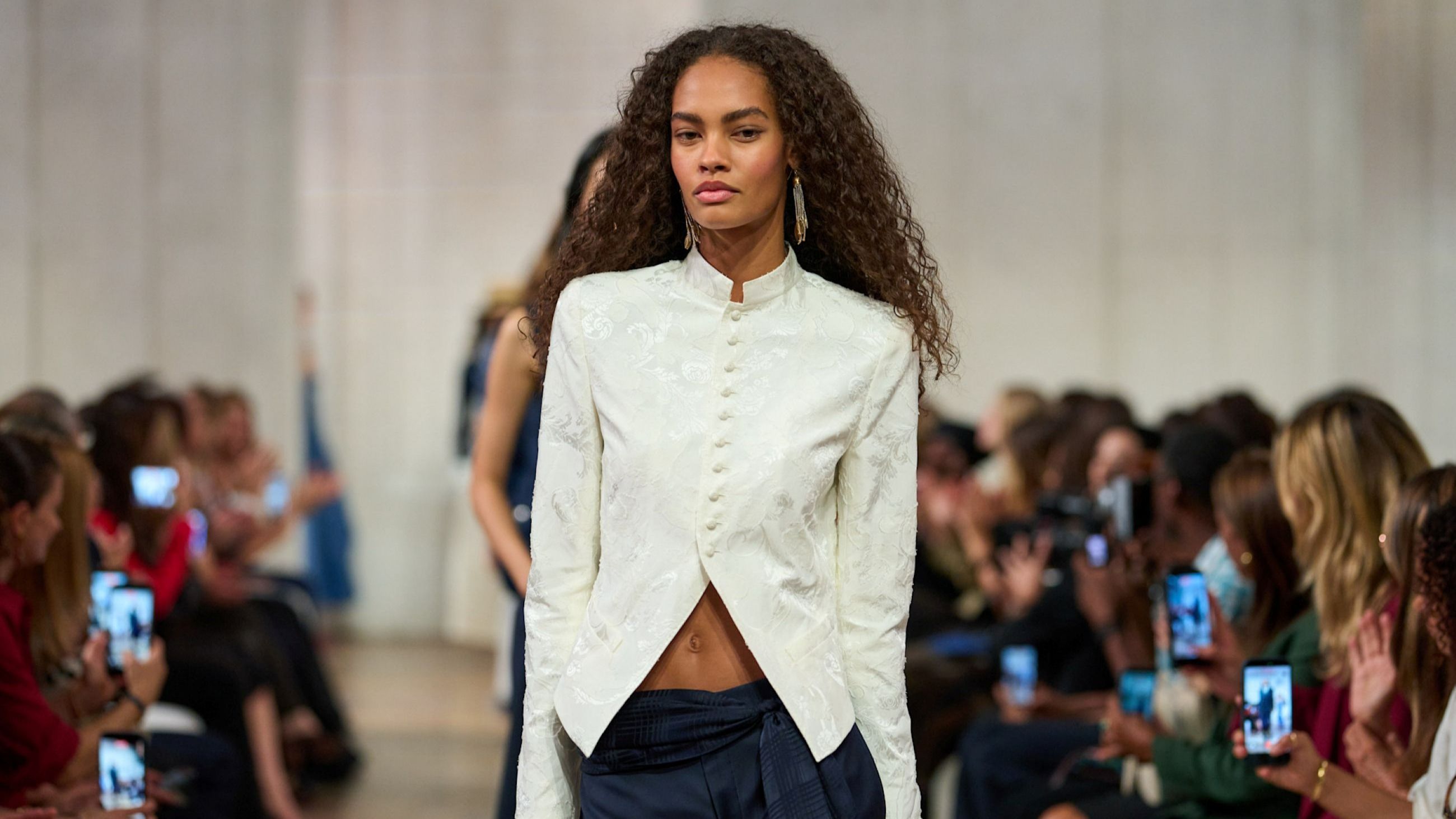Un look della sfilata Ralph Lauren PE27, il fashion show fuori dal calendario ufficiale della NYFW ha dato il via al lungo mese dedicato alla moda donna PE27 - Credits Launchmetrics.com/Spotlight 