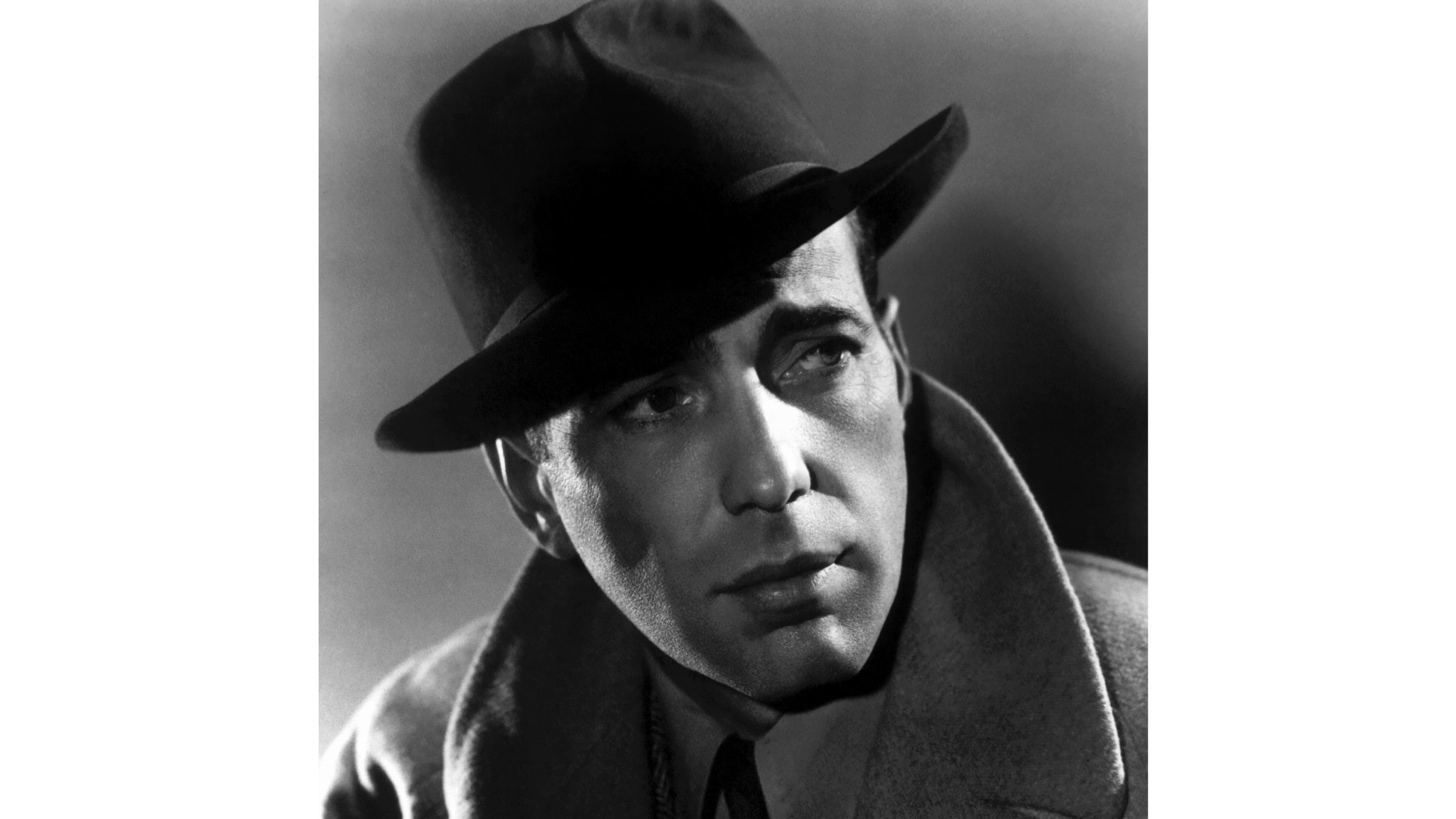 L’attore Humphrey Bogart posa per una foto pubblicitaria del film della Warner Bros Casablanca nel 1942 a Los Angeles, California - Credits: Getty Images